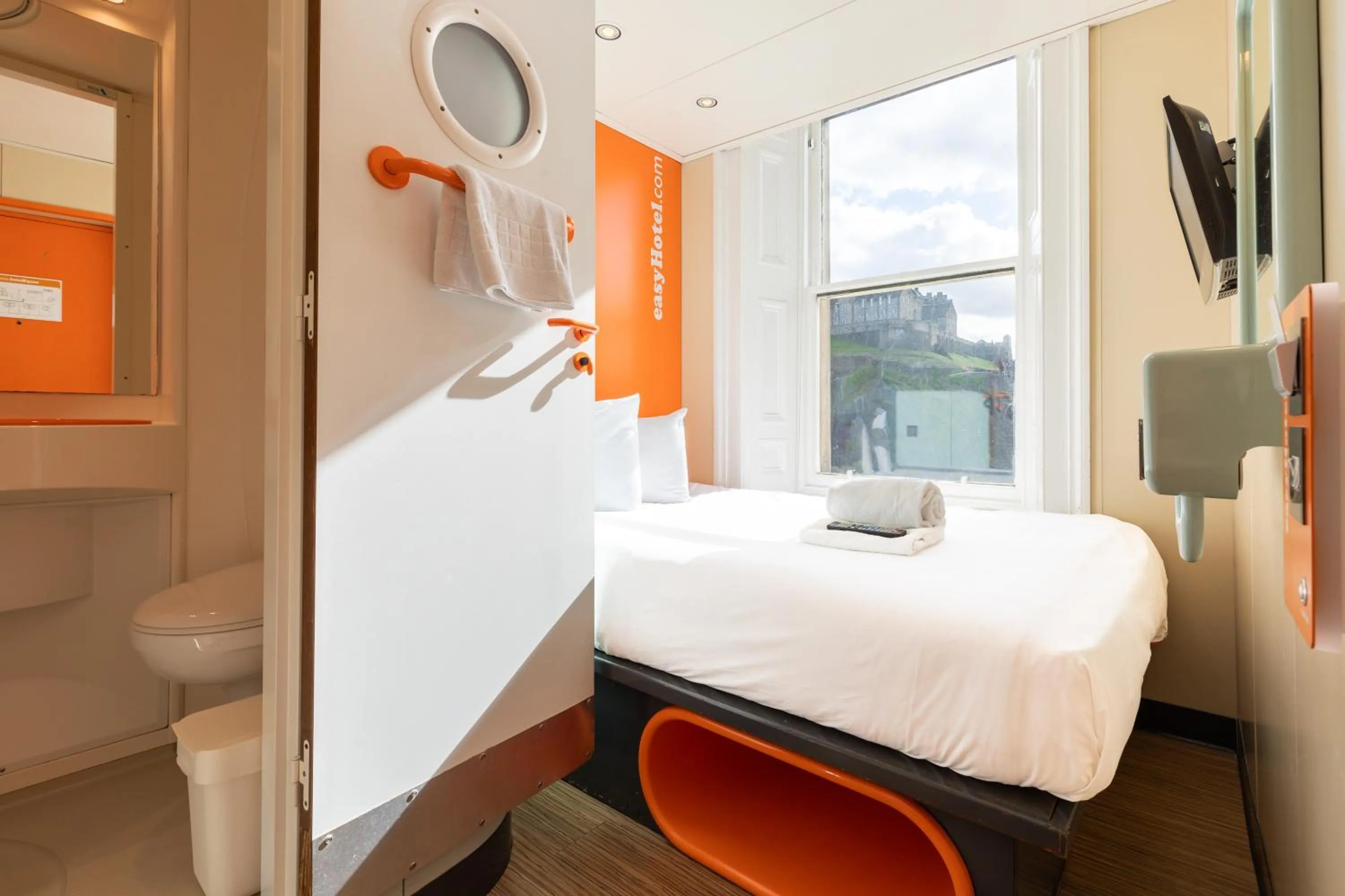 Property building, Bed in easyHotel Edinburgh