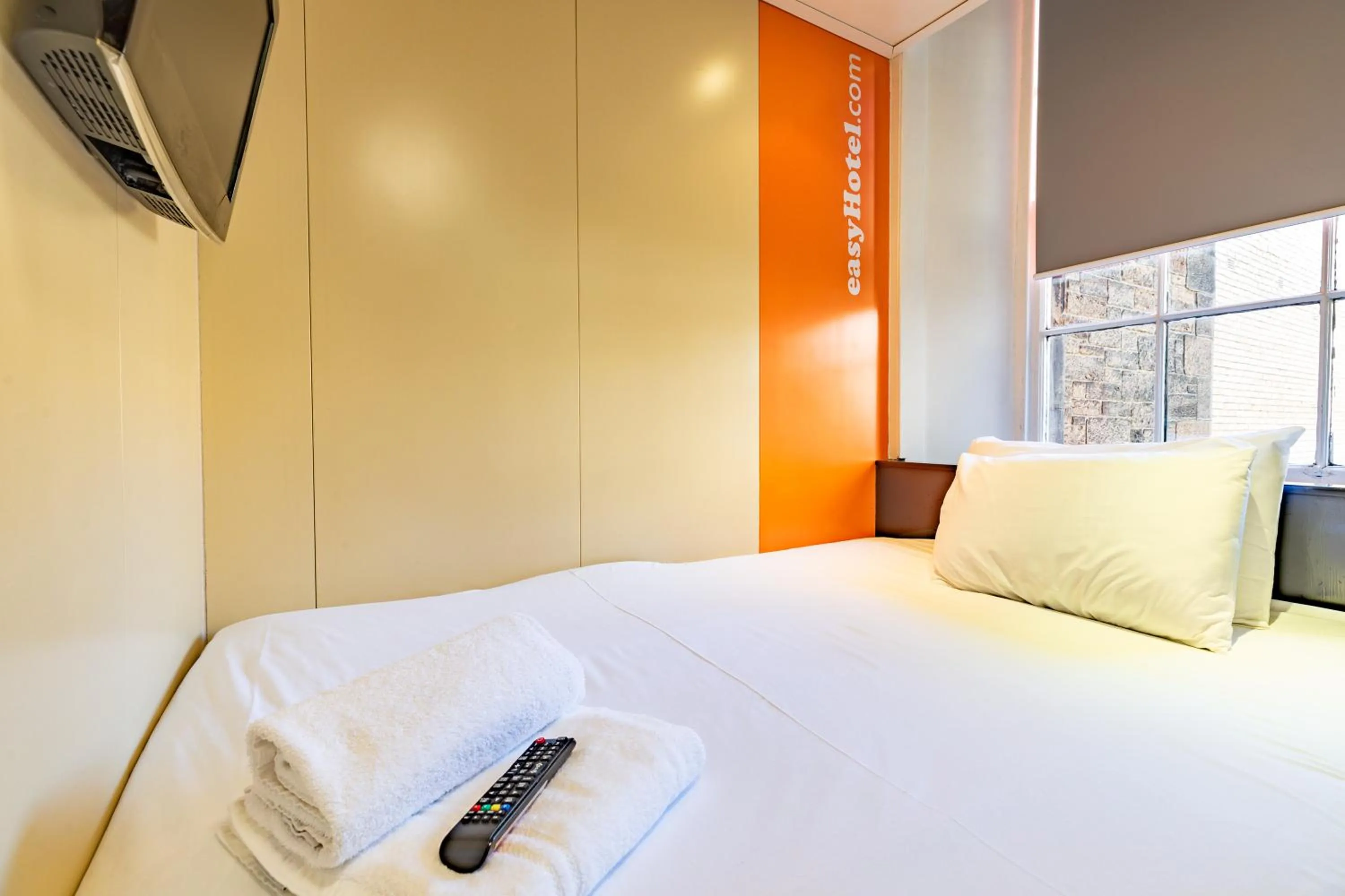 Property building, Bed in easyHotel Edinburgh
