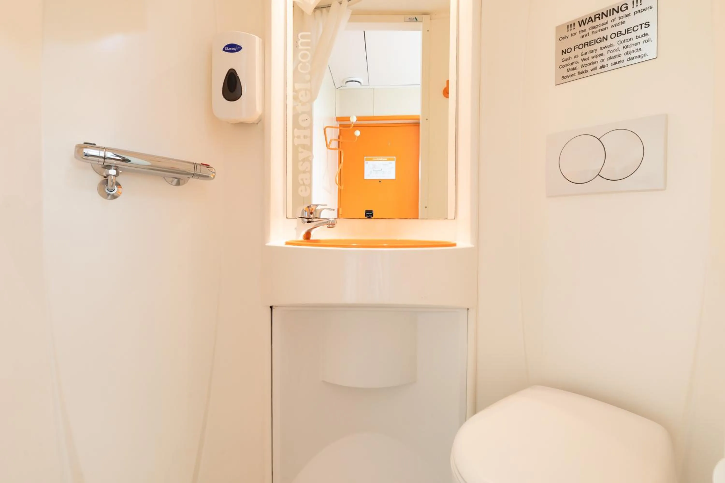 Shower in easyHotel Edinburgh