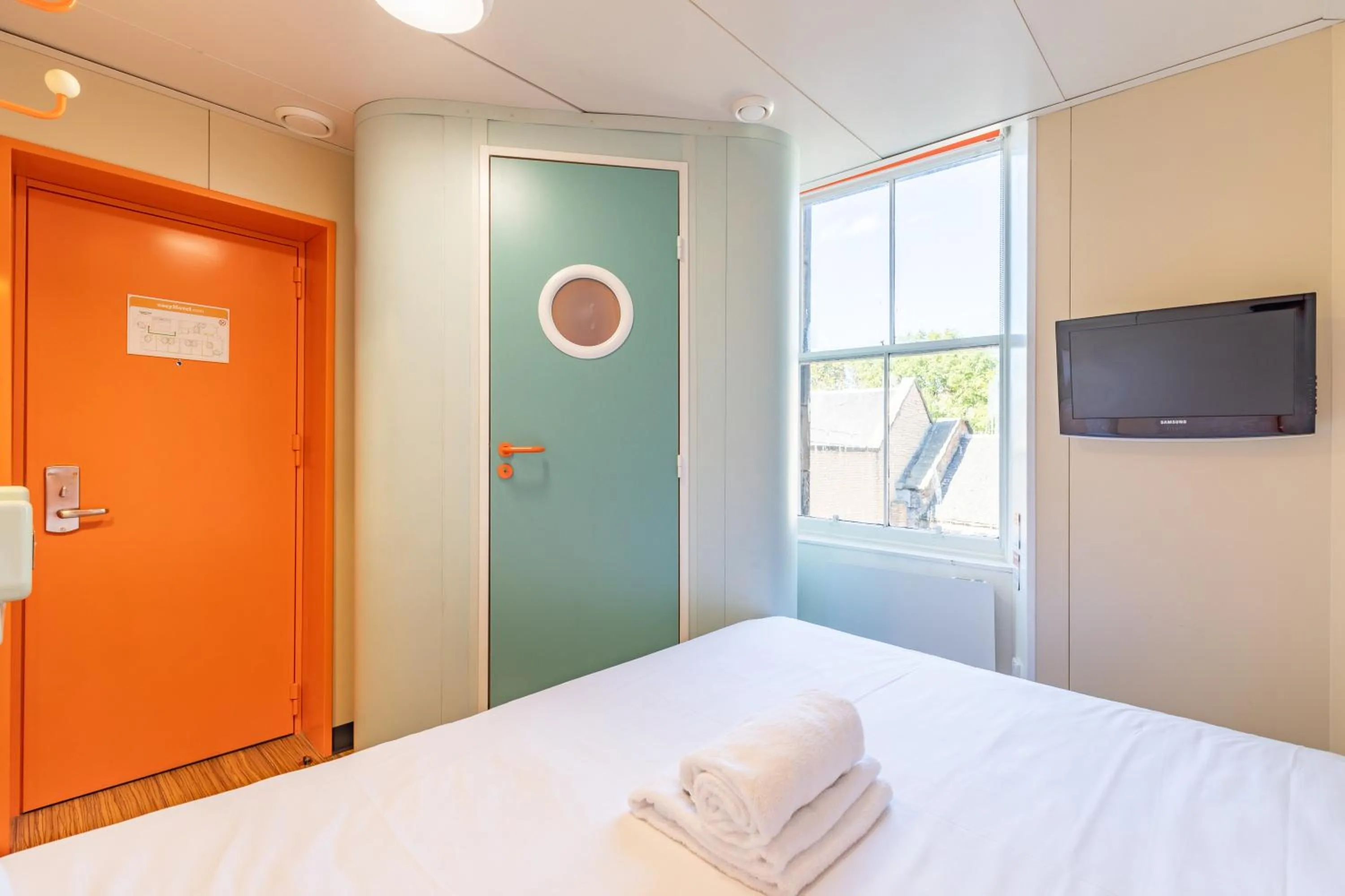 Property building, Bed in easyHotel Edinburgh