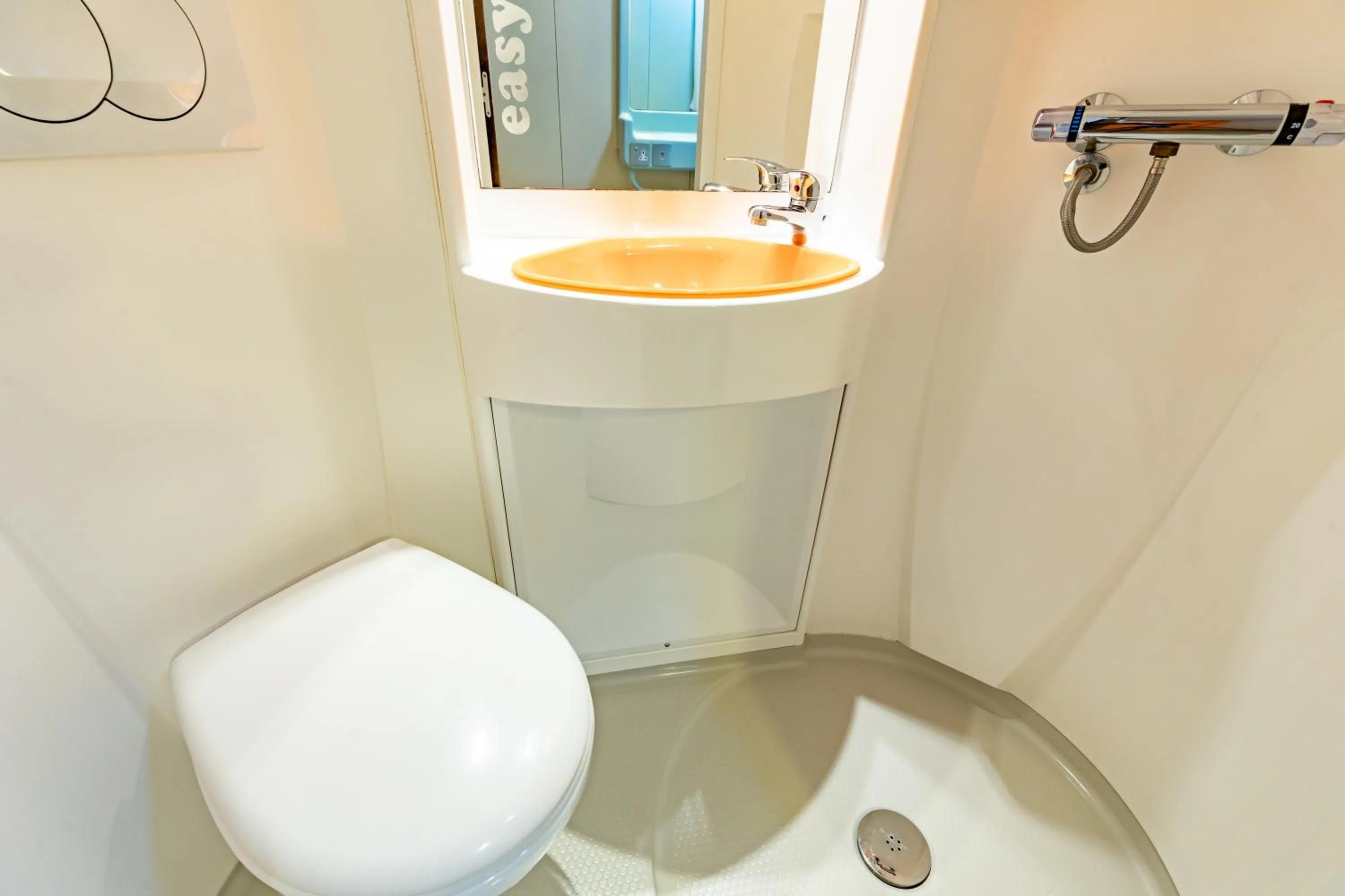 Shower in easyHotel Edinburgh