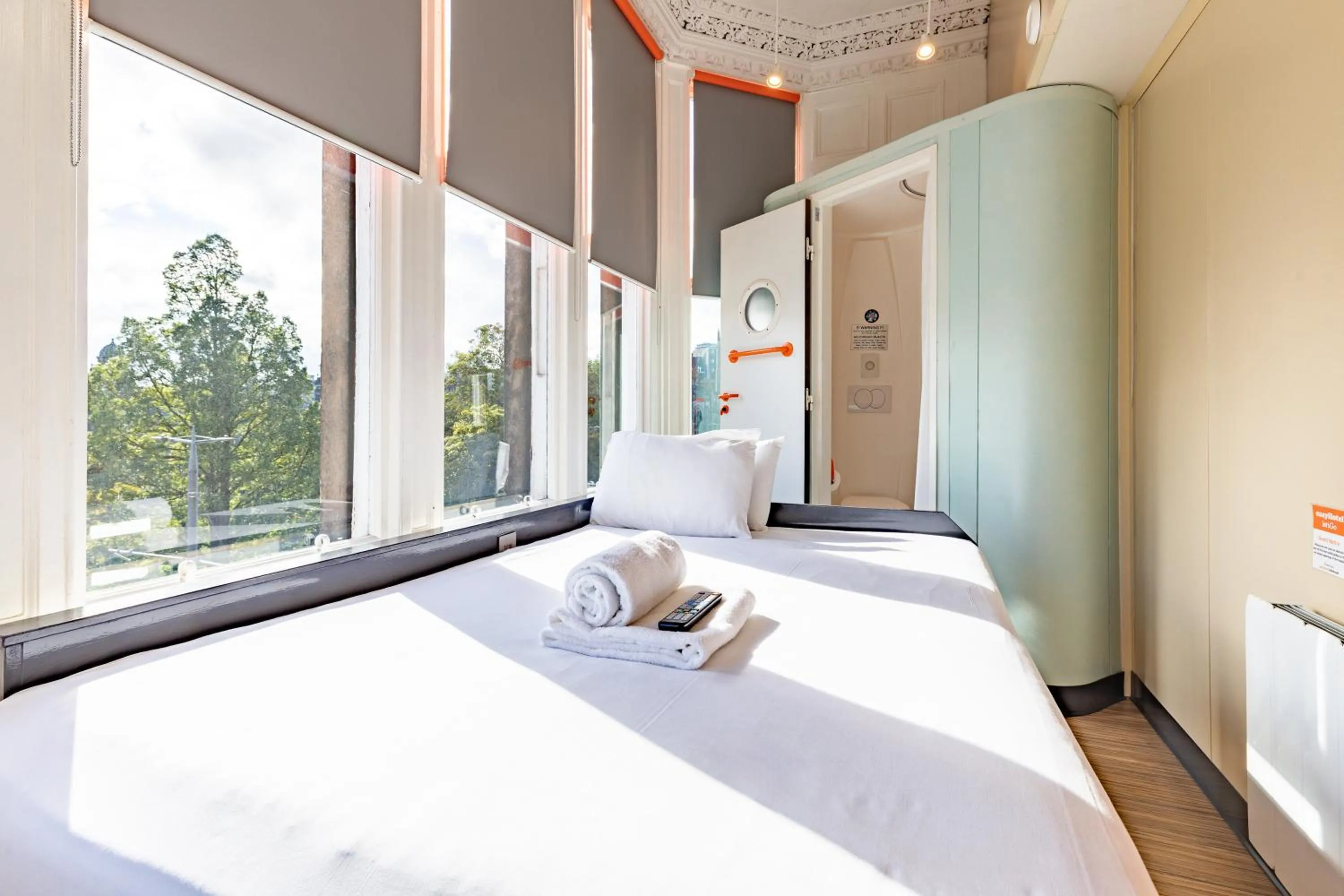 Property building, Bed in easyHotel Edinburgh