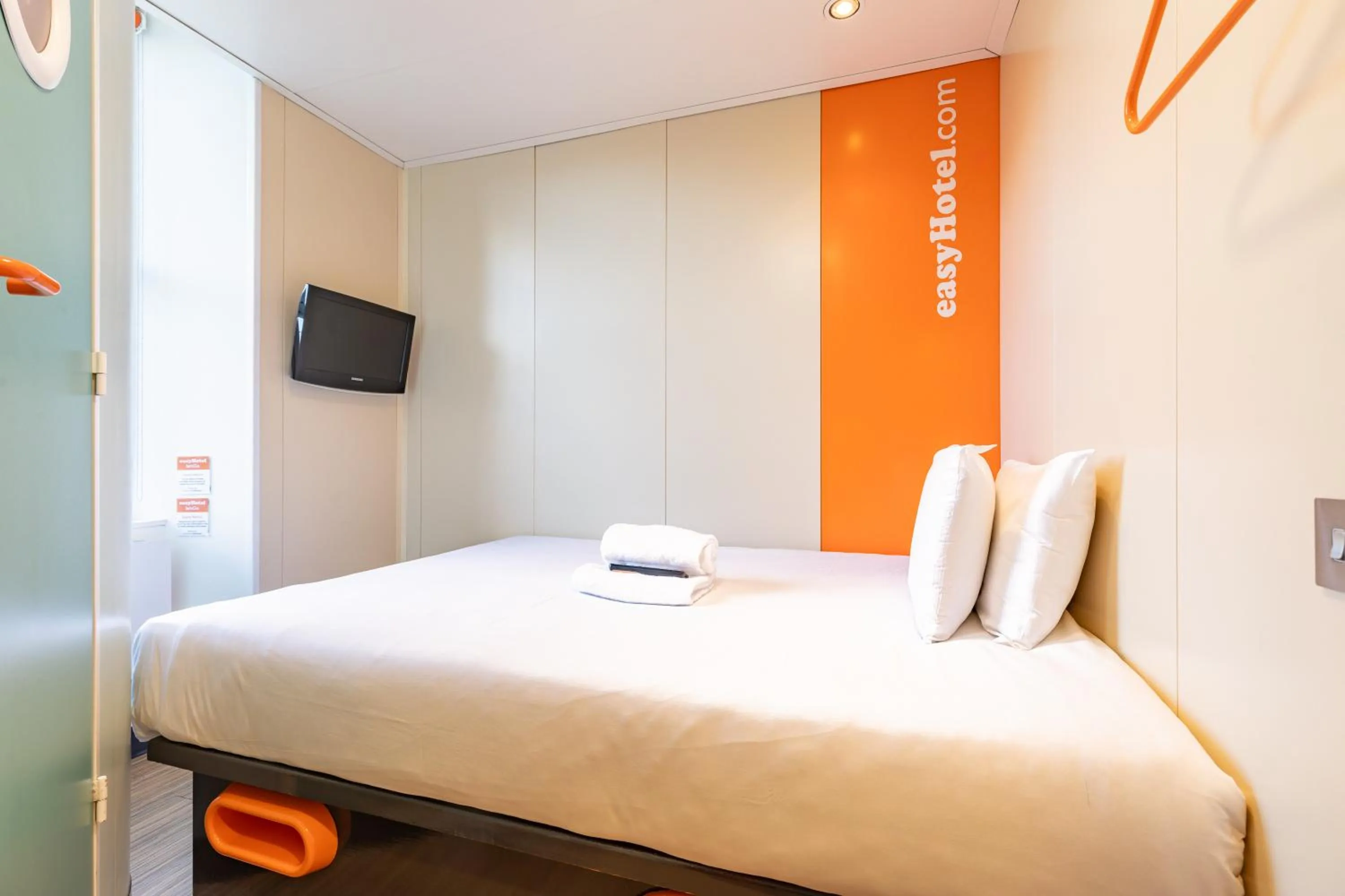 Property building, Bed in easyHotel Edinburgh
