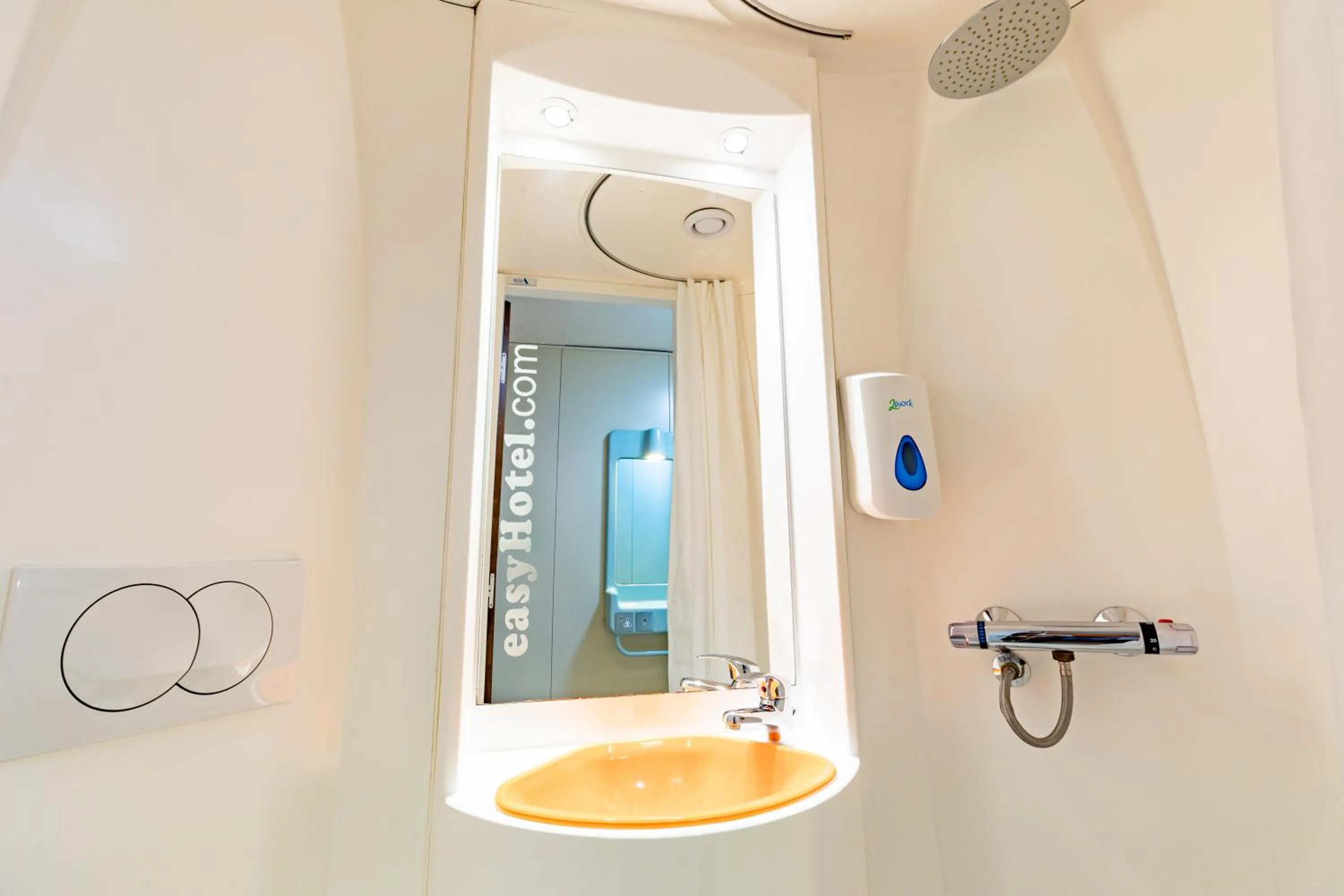 Shower in easyHotel Edinburgh