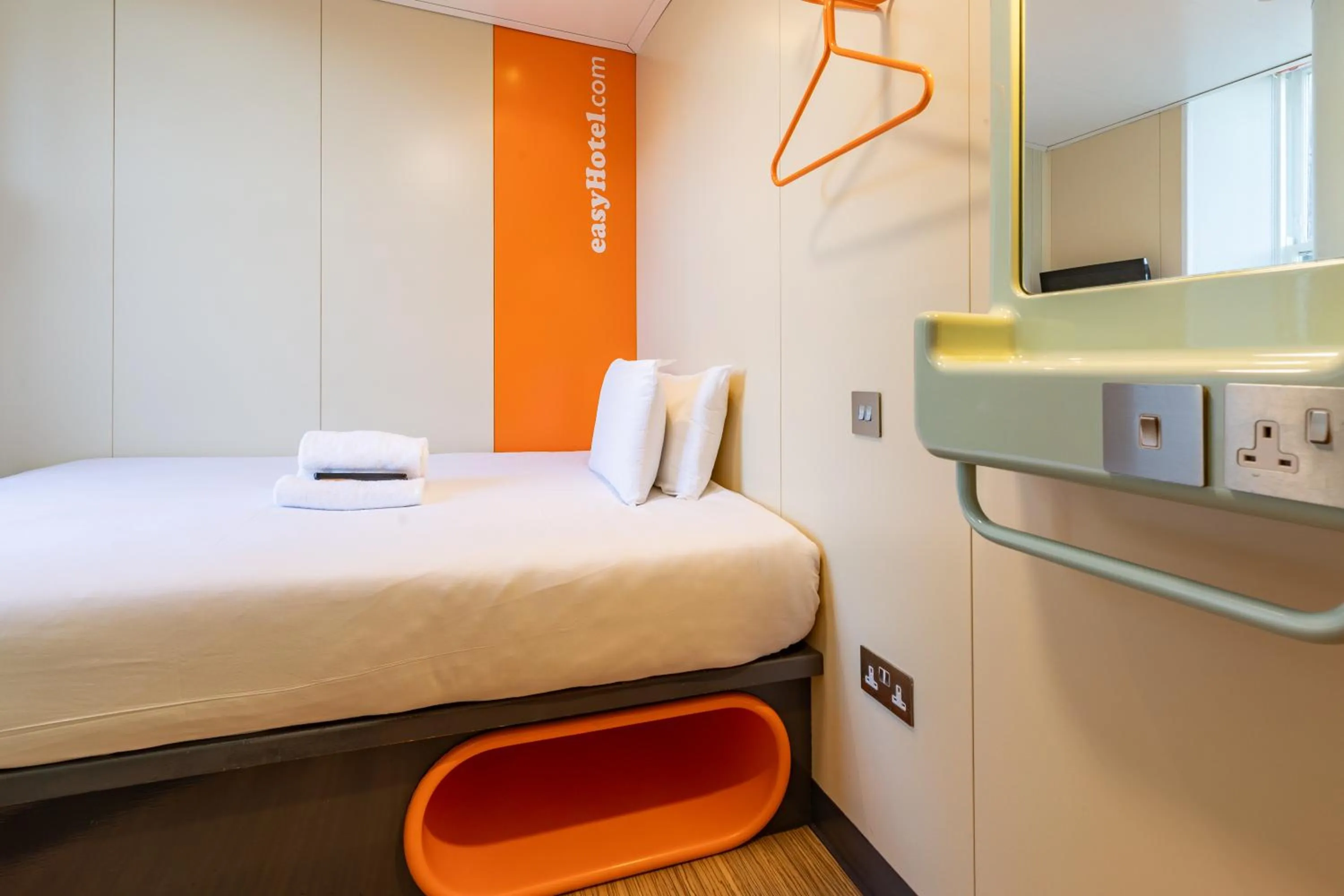 Property building, Bed in easyHotel Edinburgh