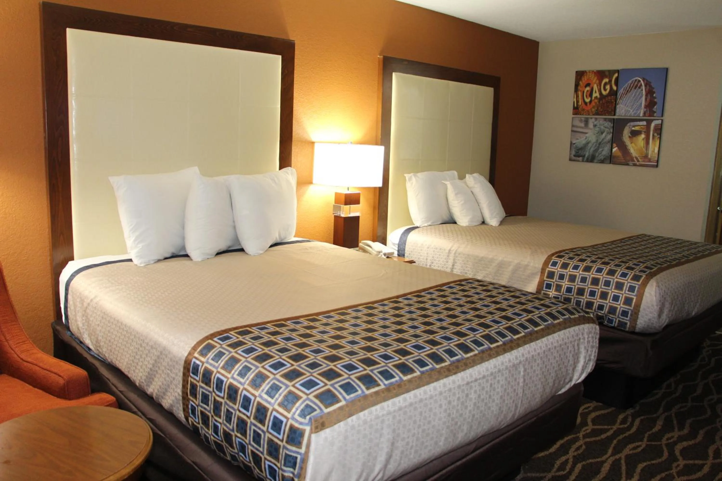 Bed in Westbridge Inn and Suites