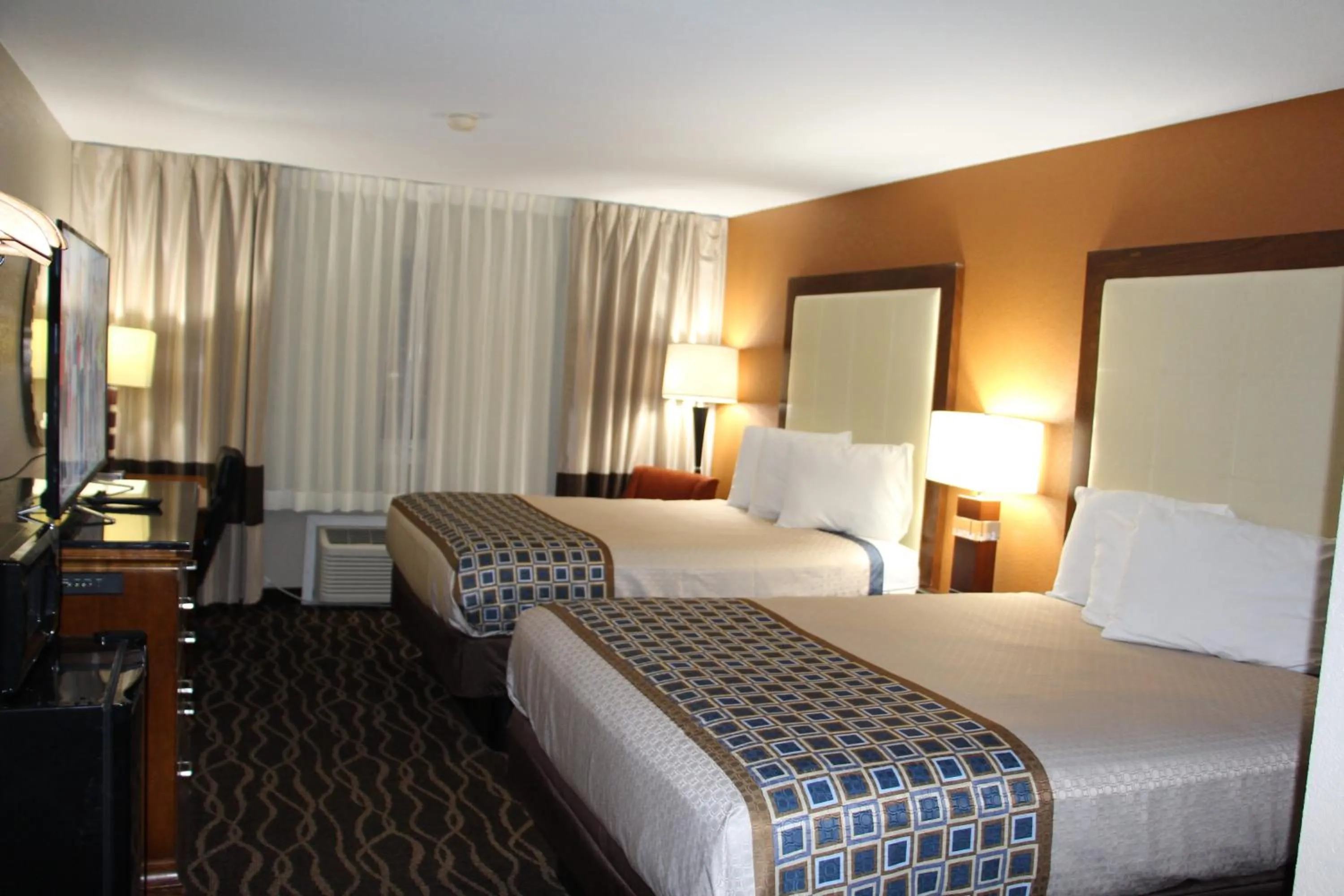 Bed in Westbridge Inn and Suites