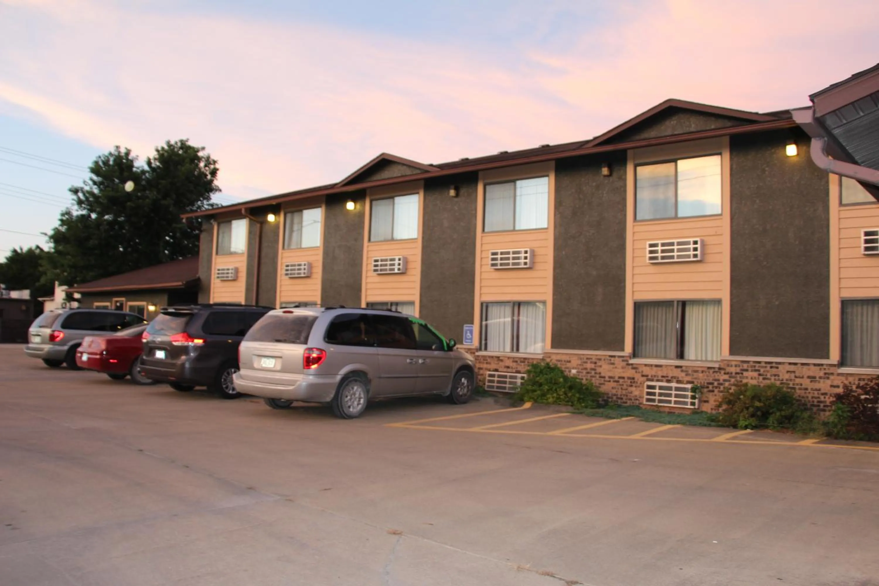 Westbridge Inn and Suites