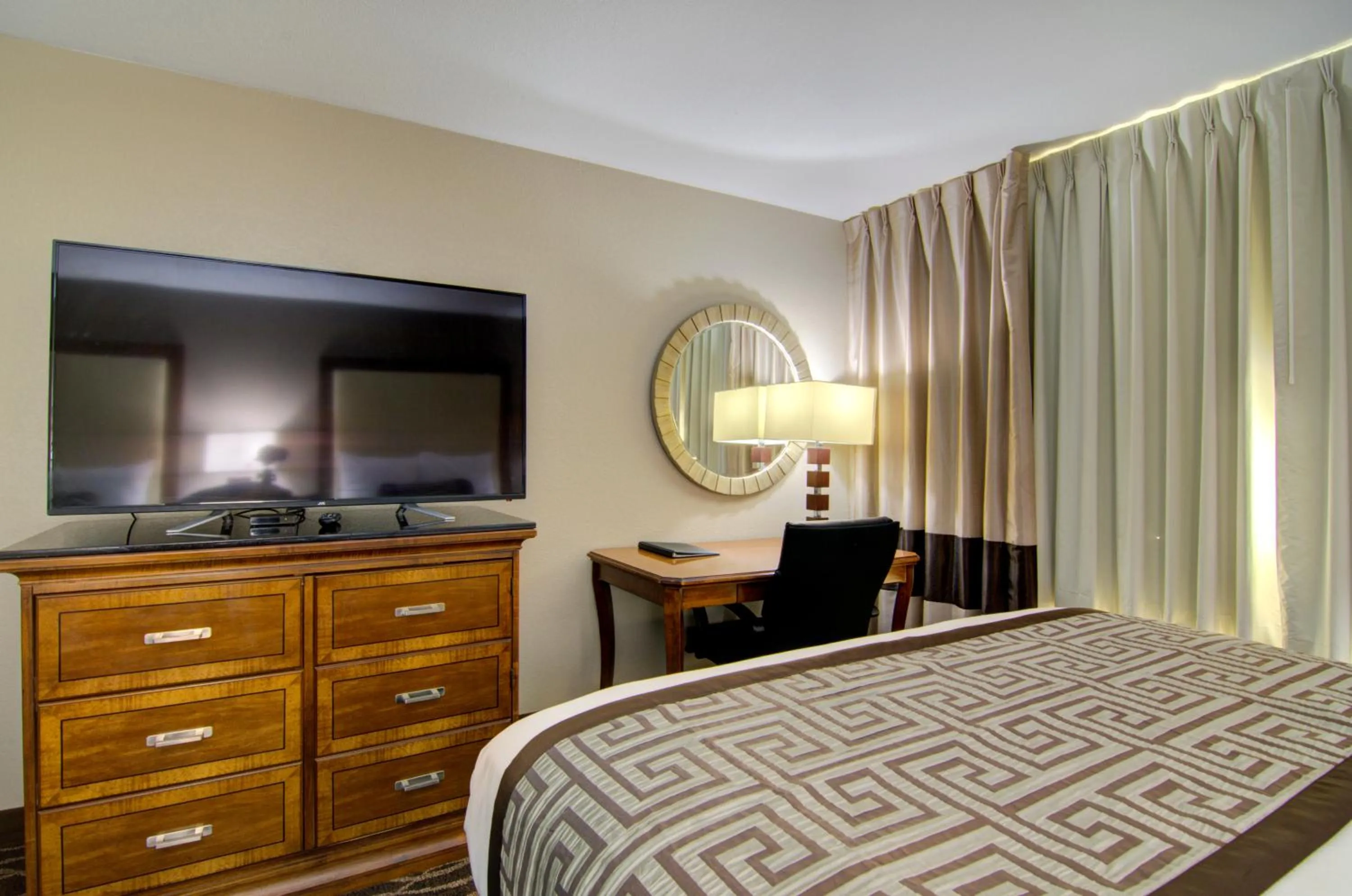 Bed in Westbridge Inn and Suites