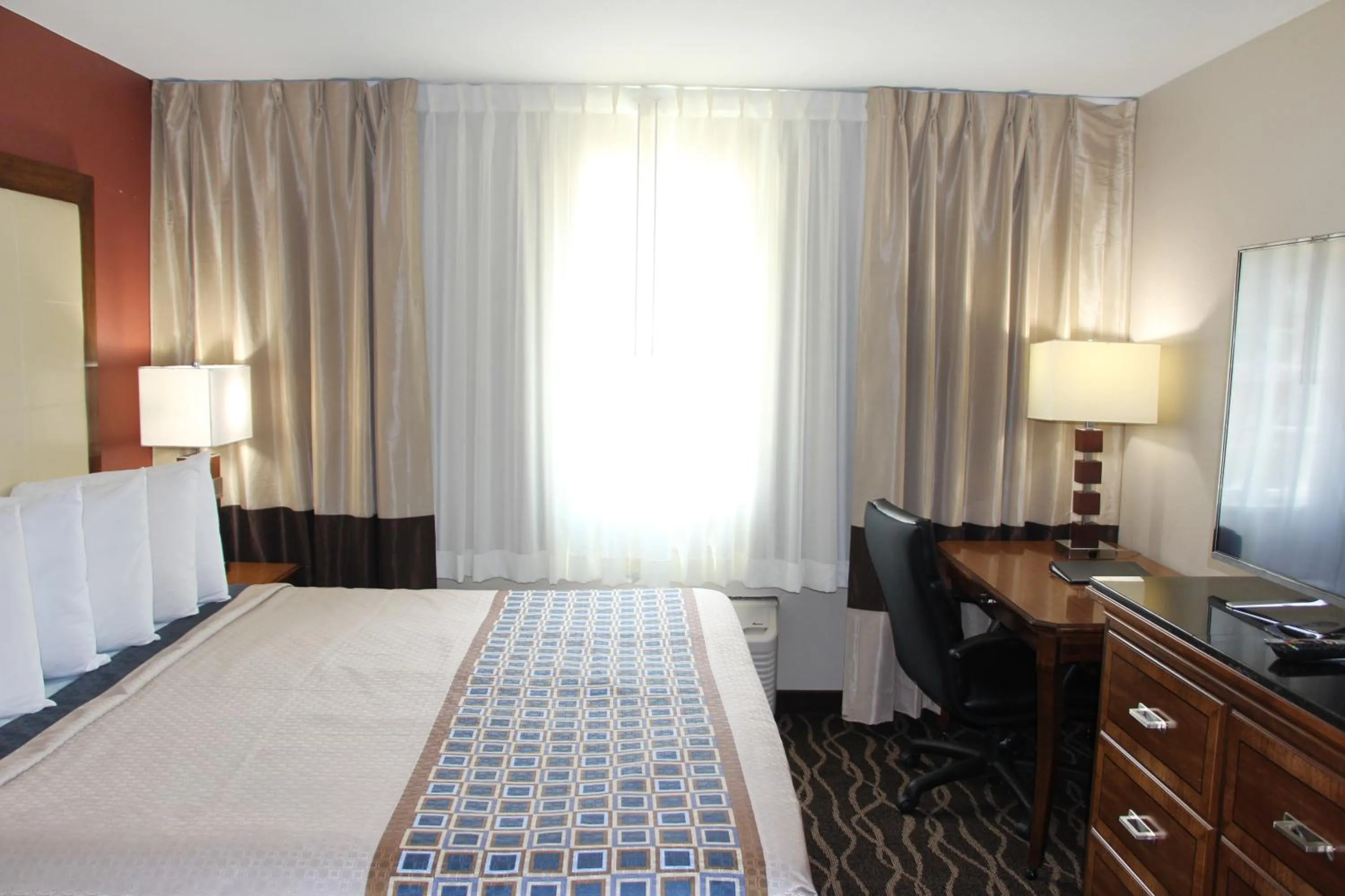 Bed in Westbridge Inn and Suites