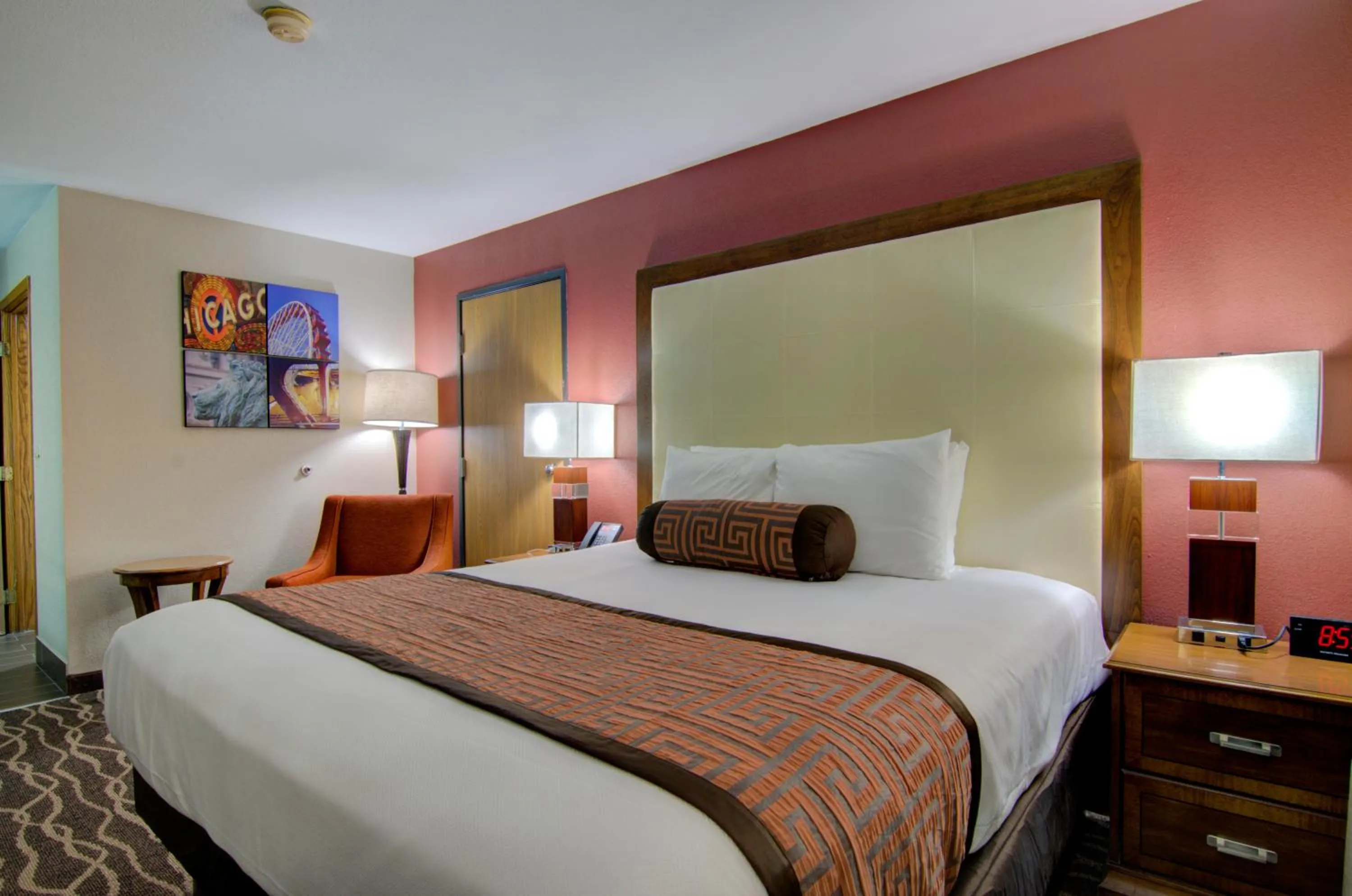 Bed in Westbridge Inn and Suites