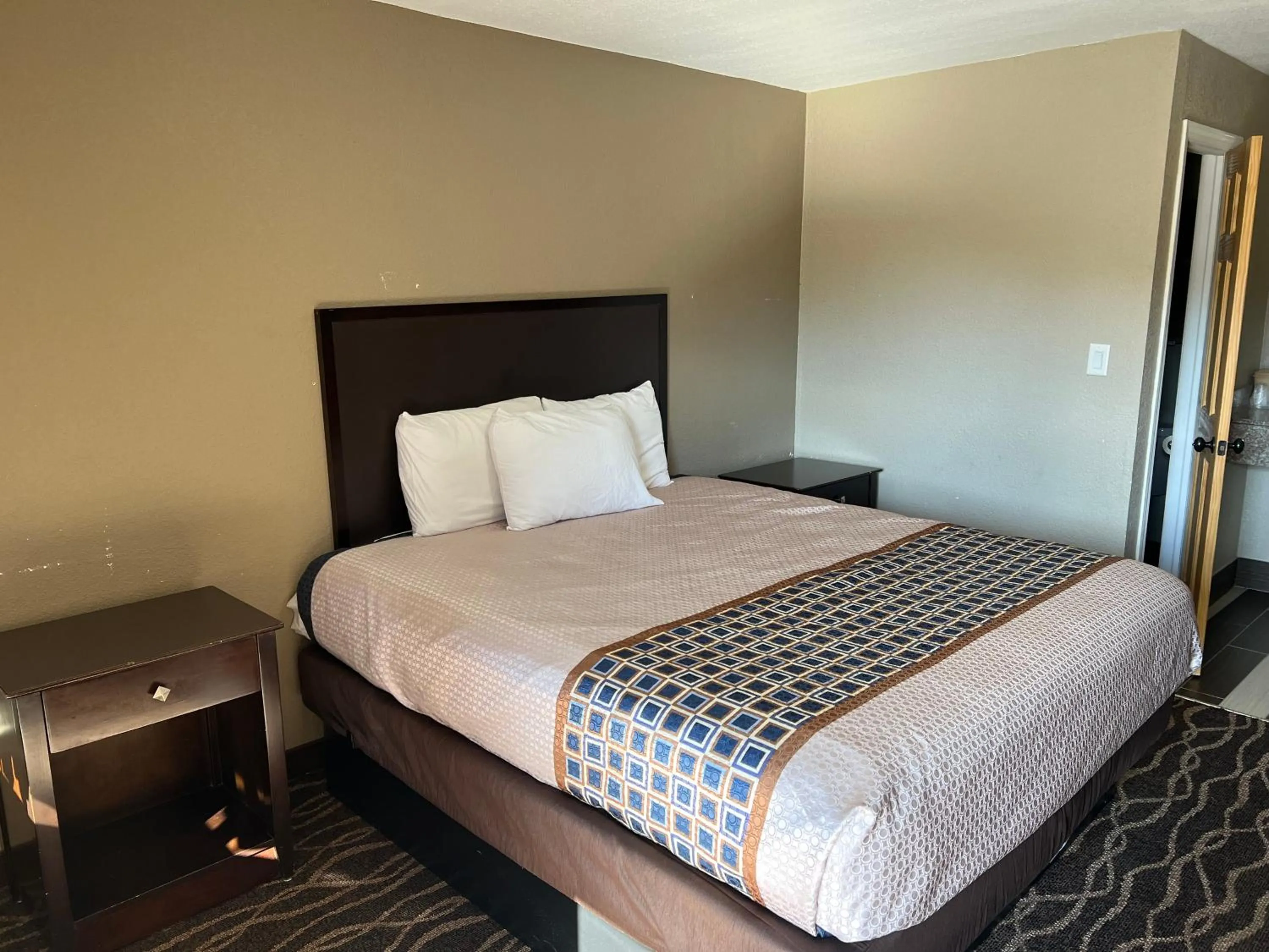 Bed in Westbridge Inn and Suites