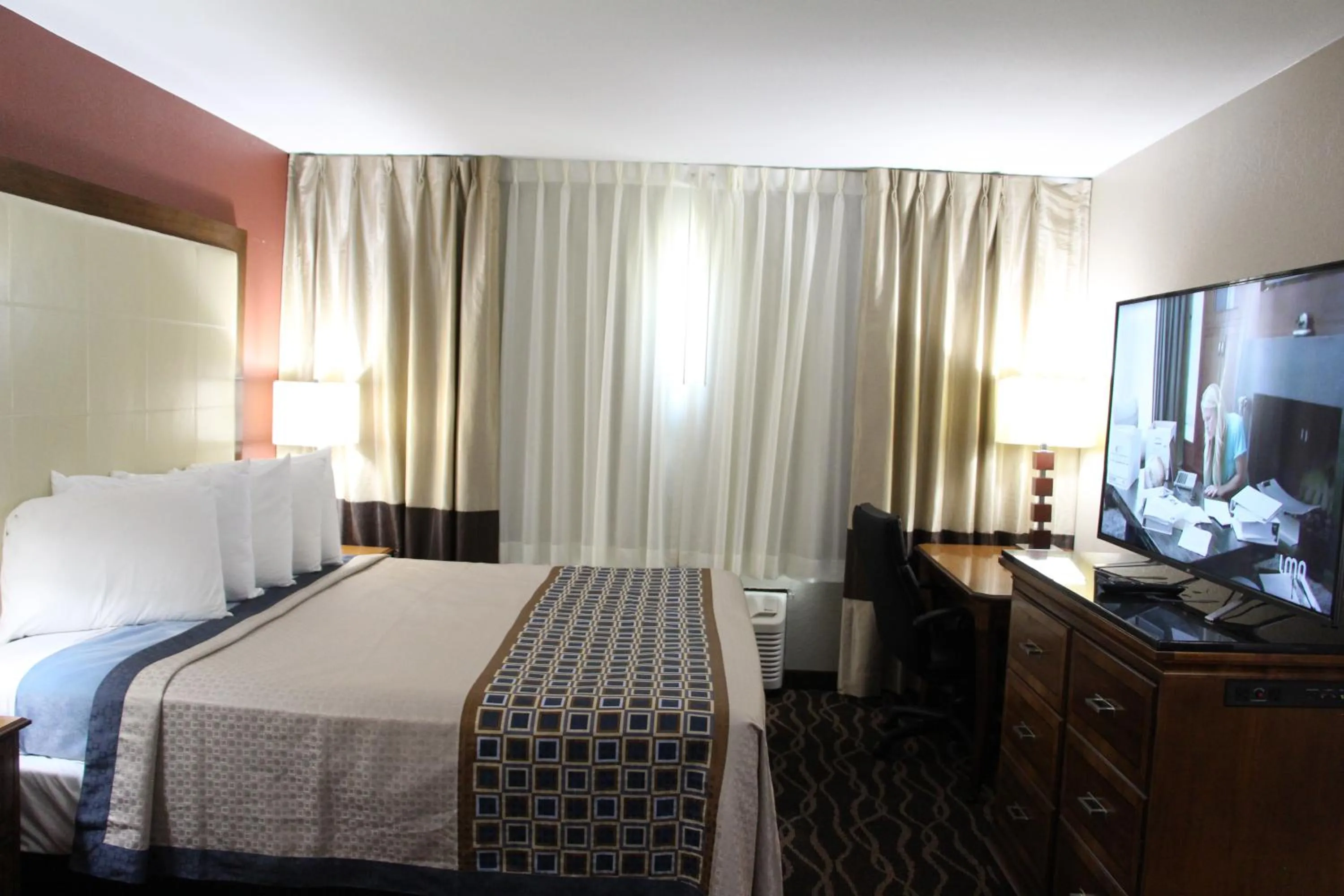 Bed in Westbridge Inn and Suites