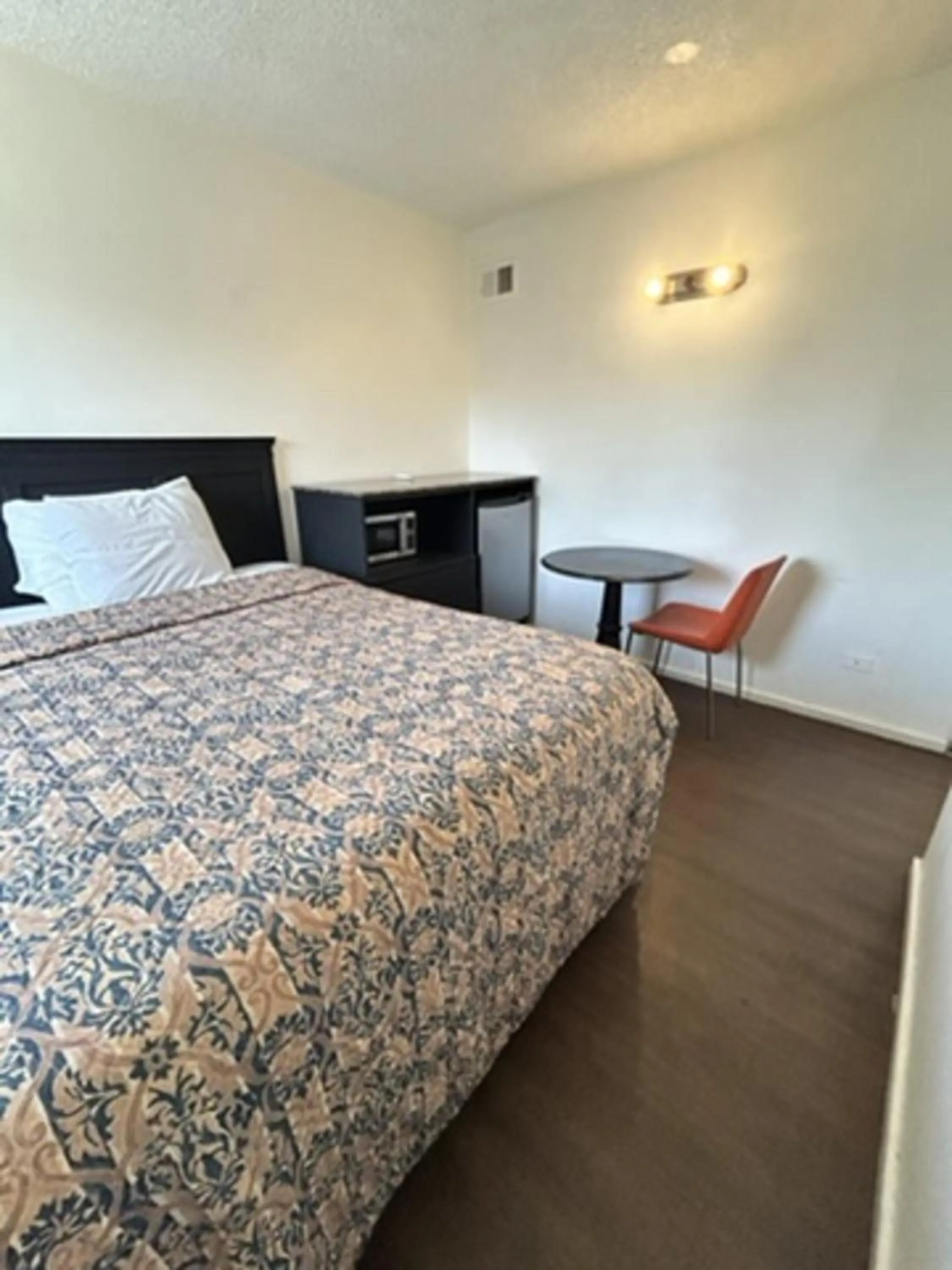 Bed in Encore Inn Inglewood