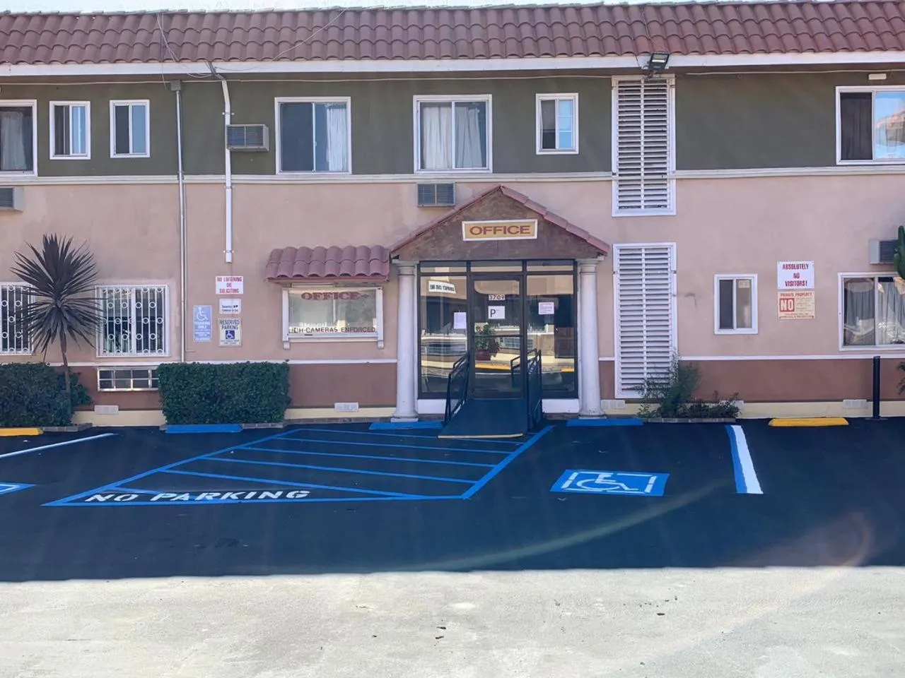 Property building in Encore Inn Inglewood