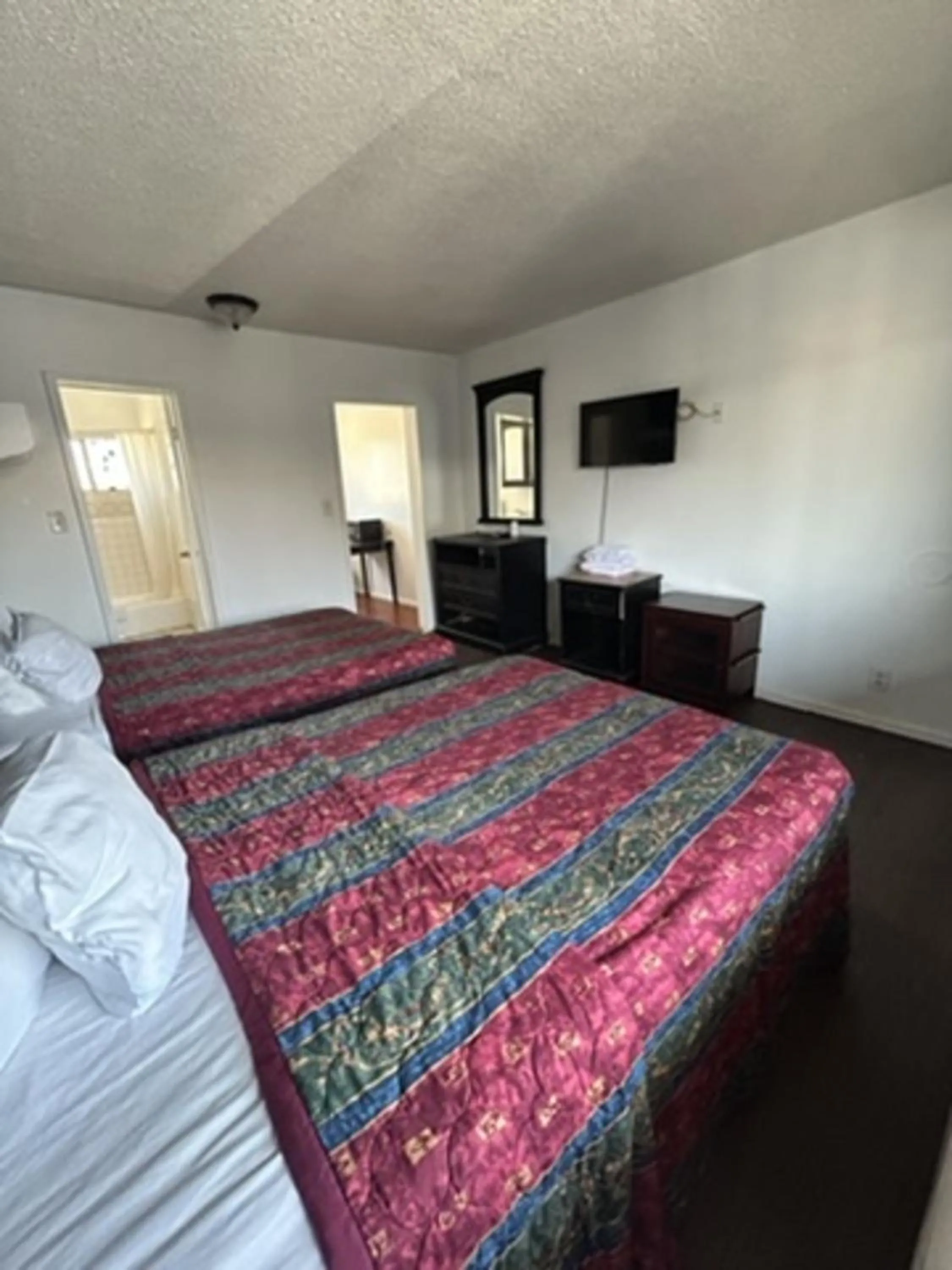 Bed in Encore Inn Inglewood