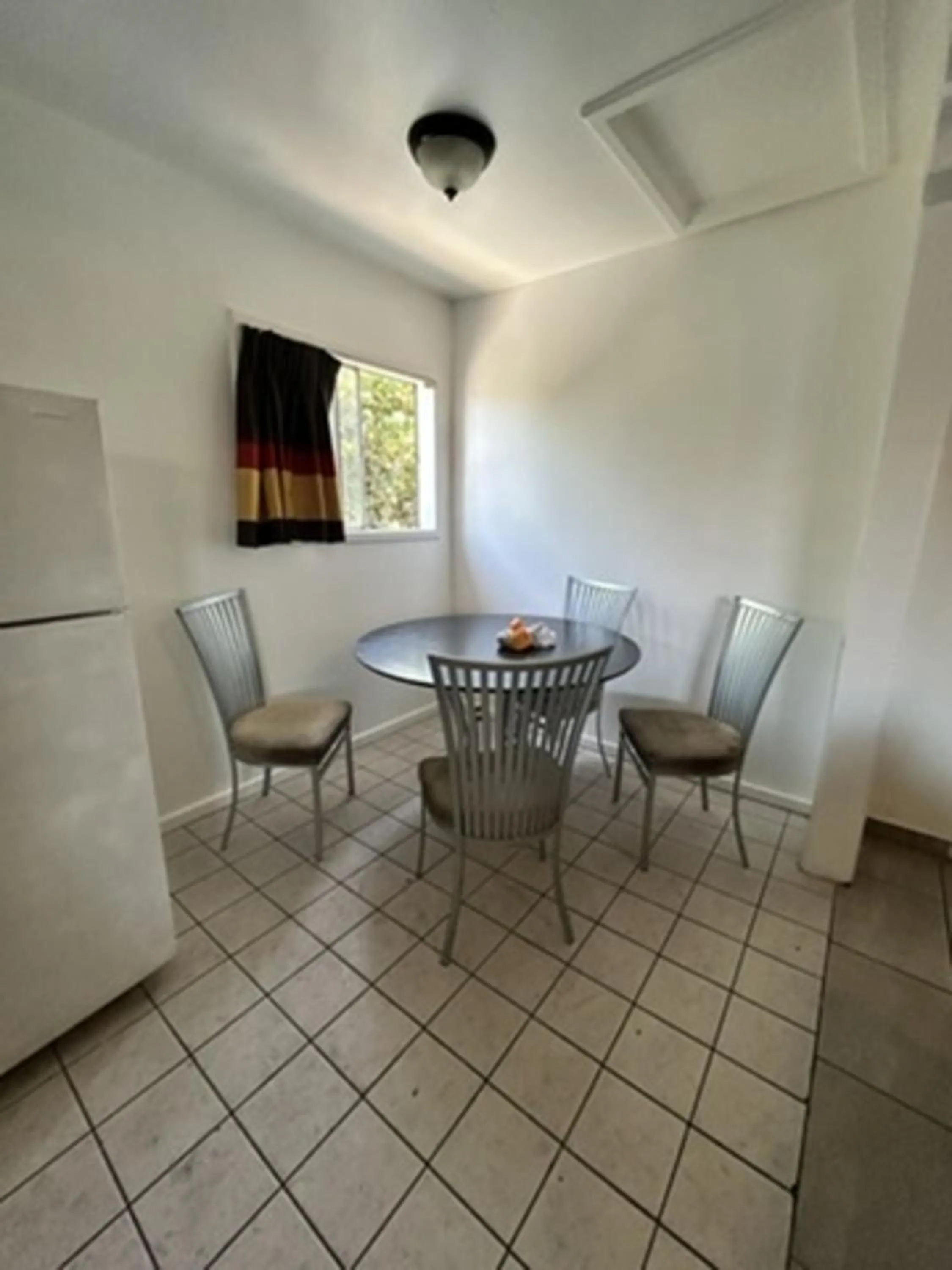 Dining area in Encore Inn Inglewood