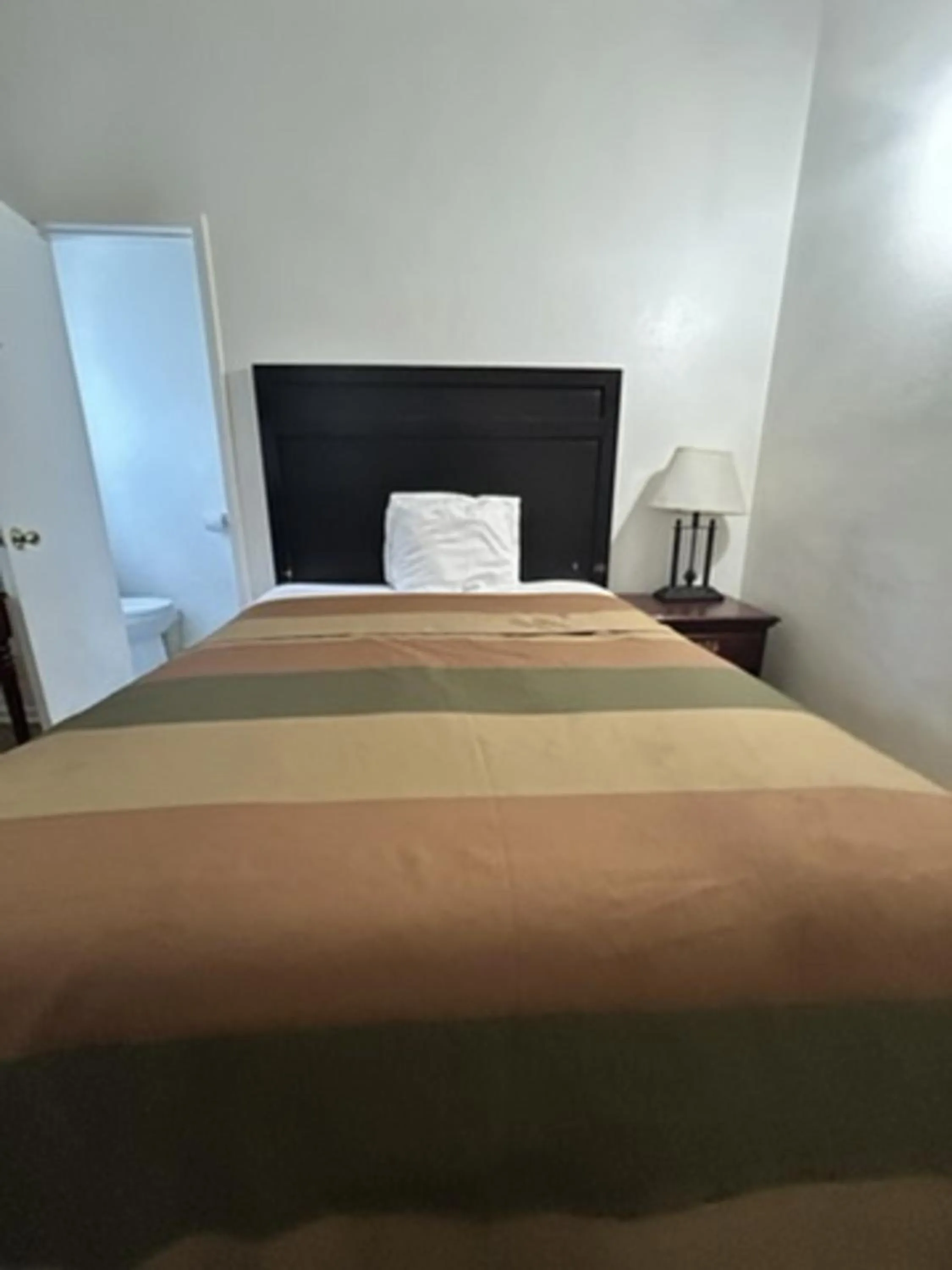 Bed in Encore Inn Inglewood