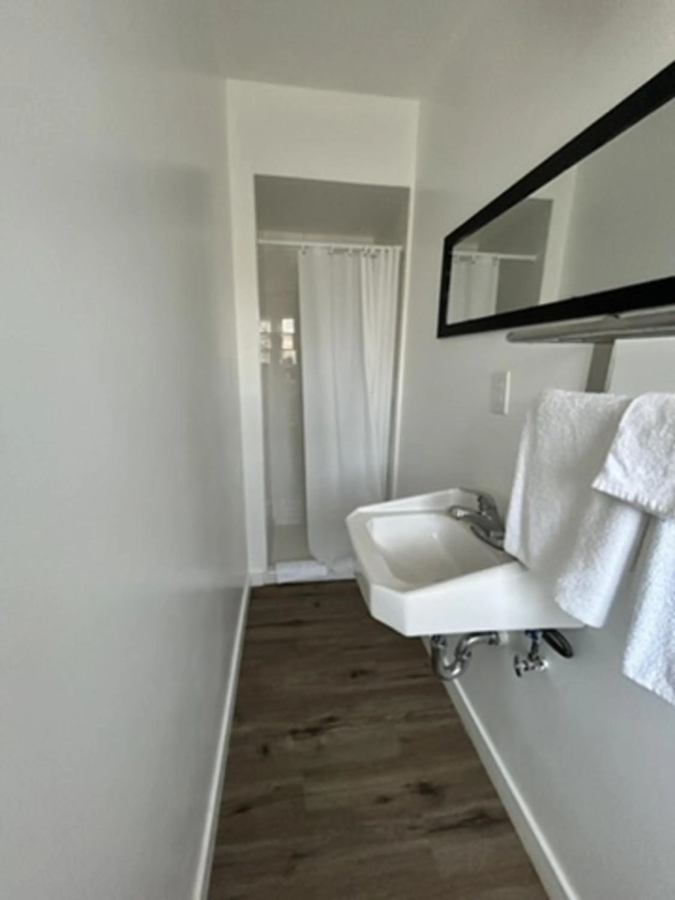 Shower, Bed in Encore Inn Inglewood