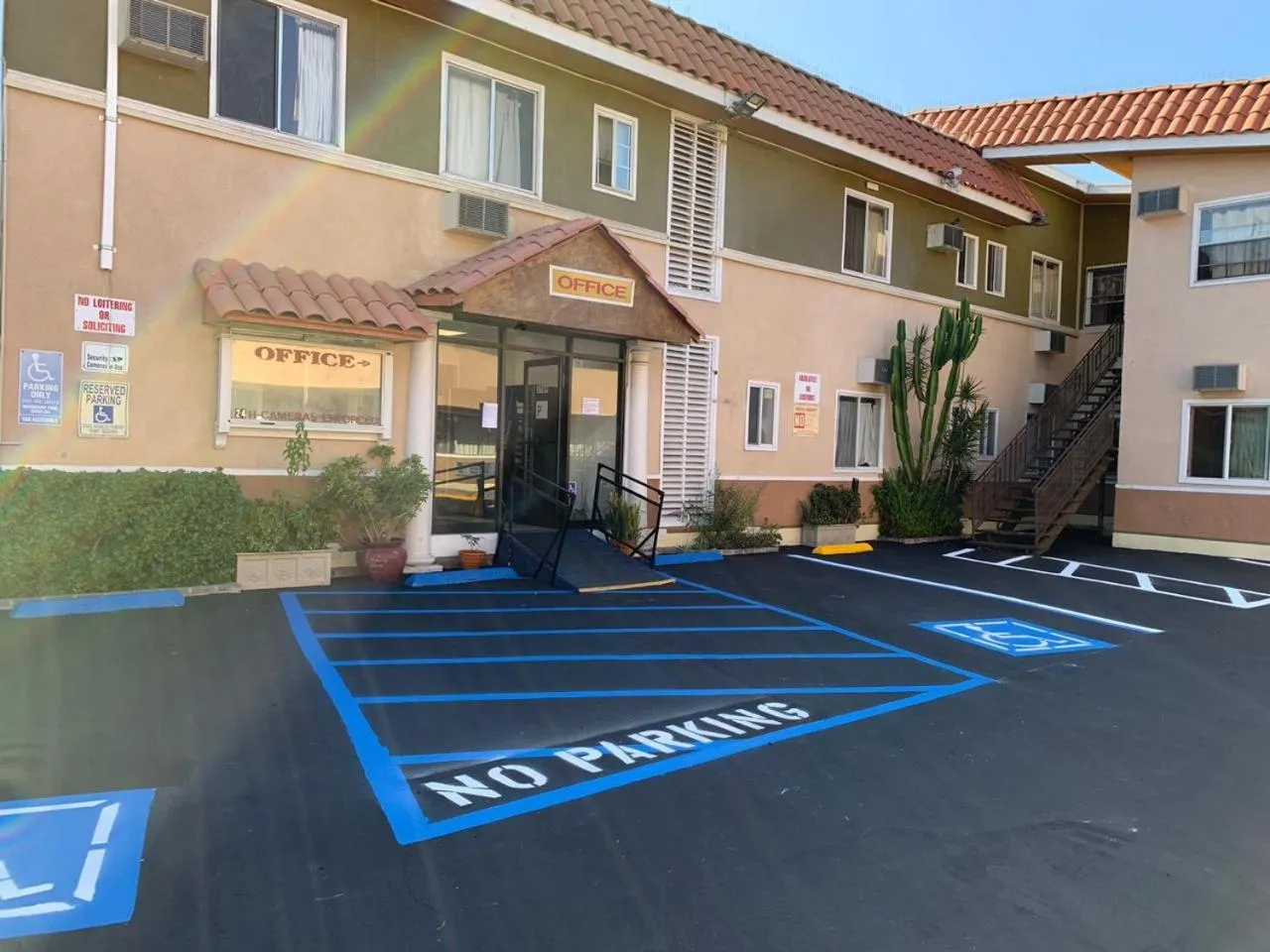 Facade/entrance in Encore Inn Inglewood