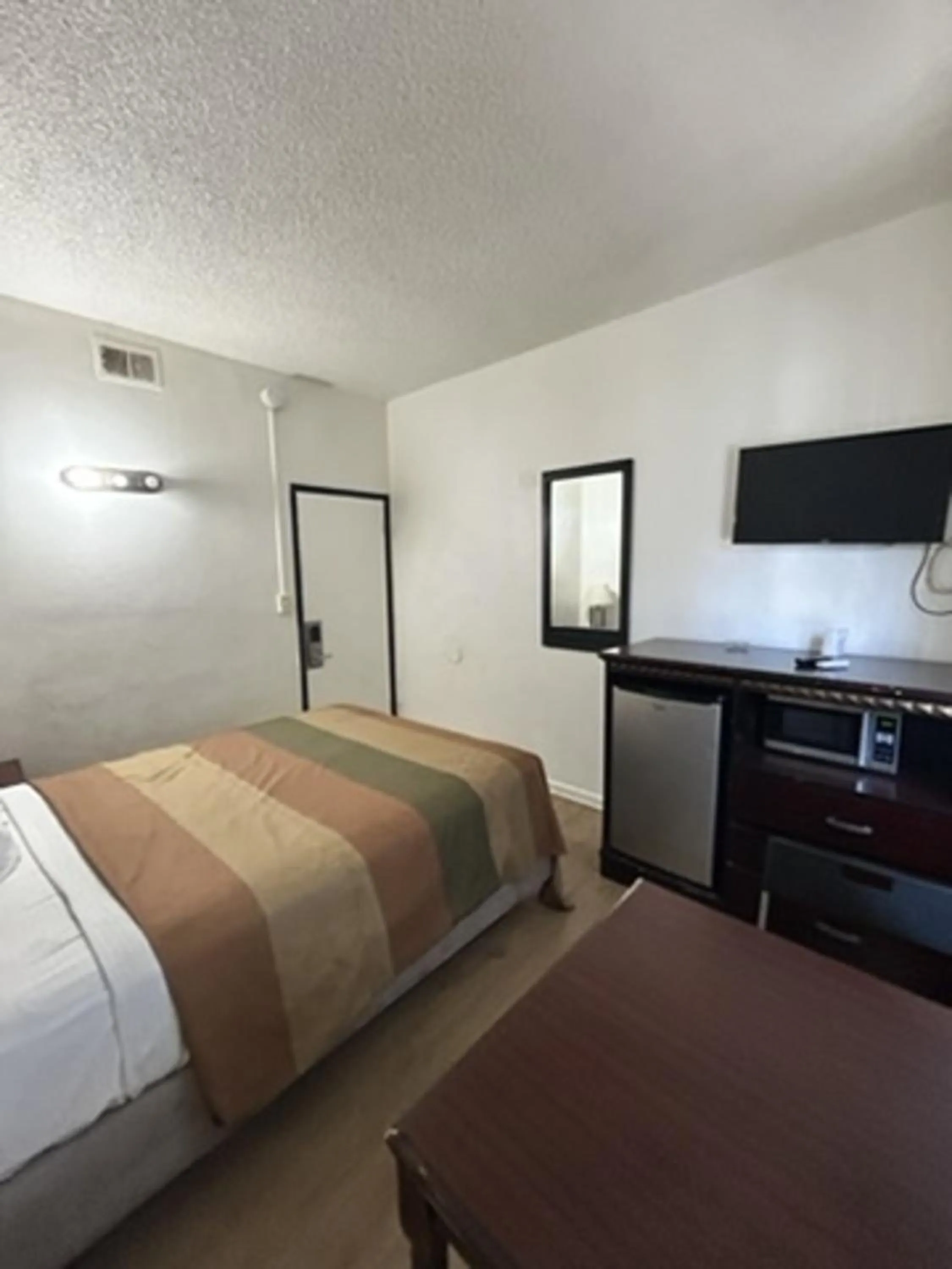 Bedroom, Bed in Encore Inn Inglewood