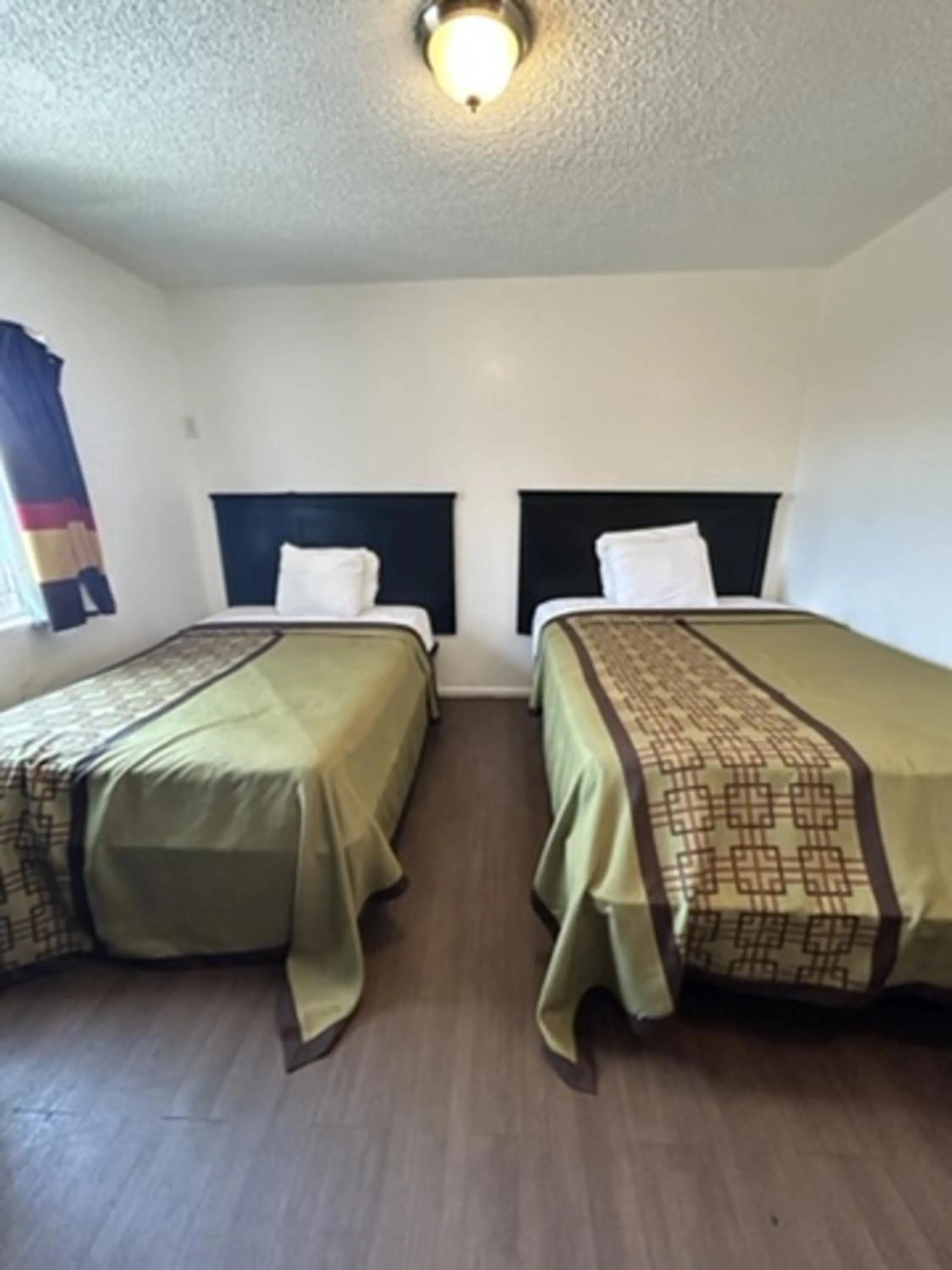 Bed in Encore Inn Inglewood