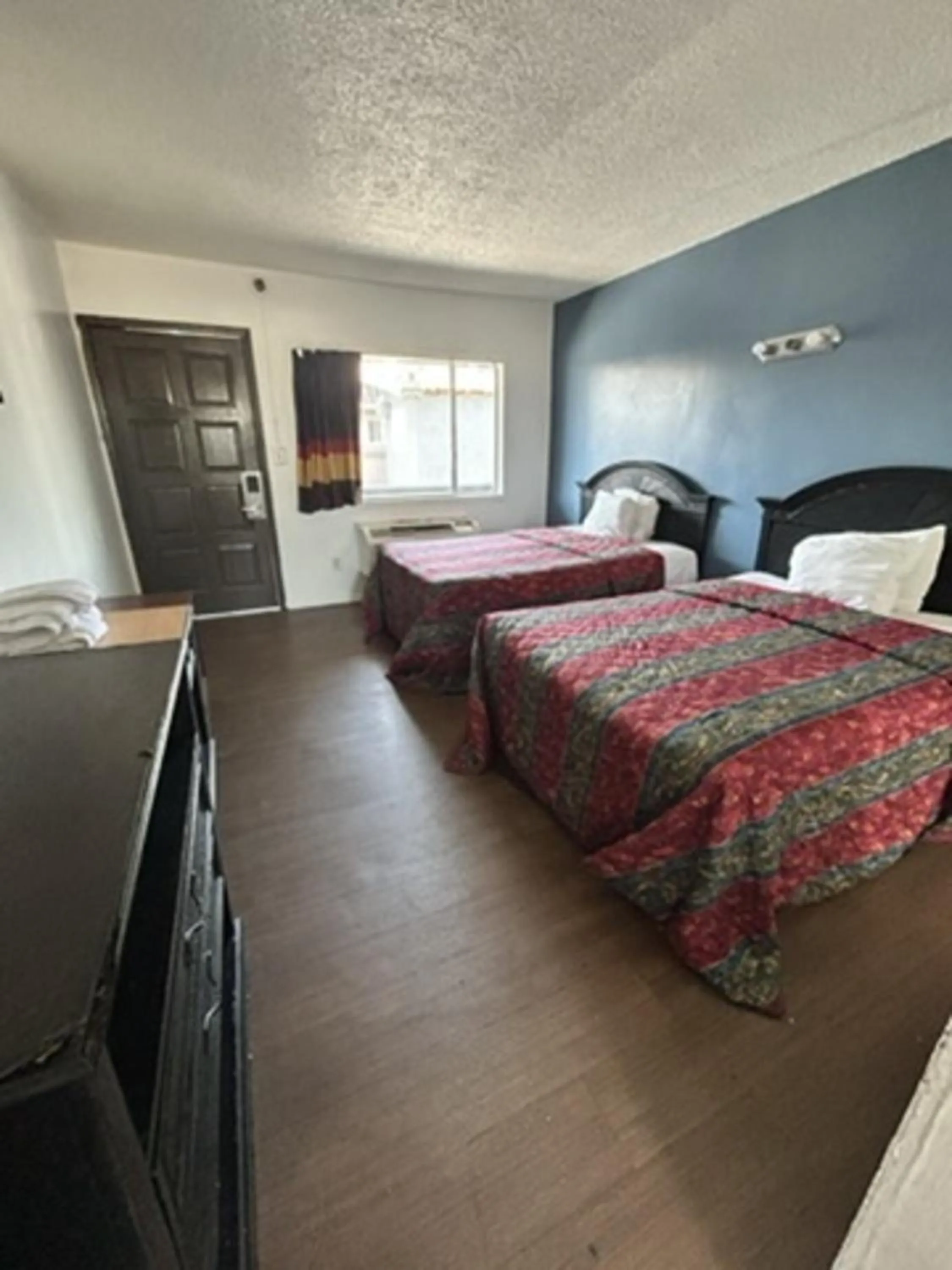 Bed in Encore Inn Inglewood