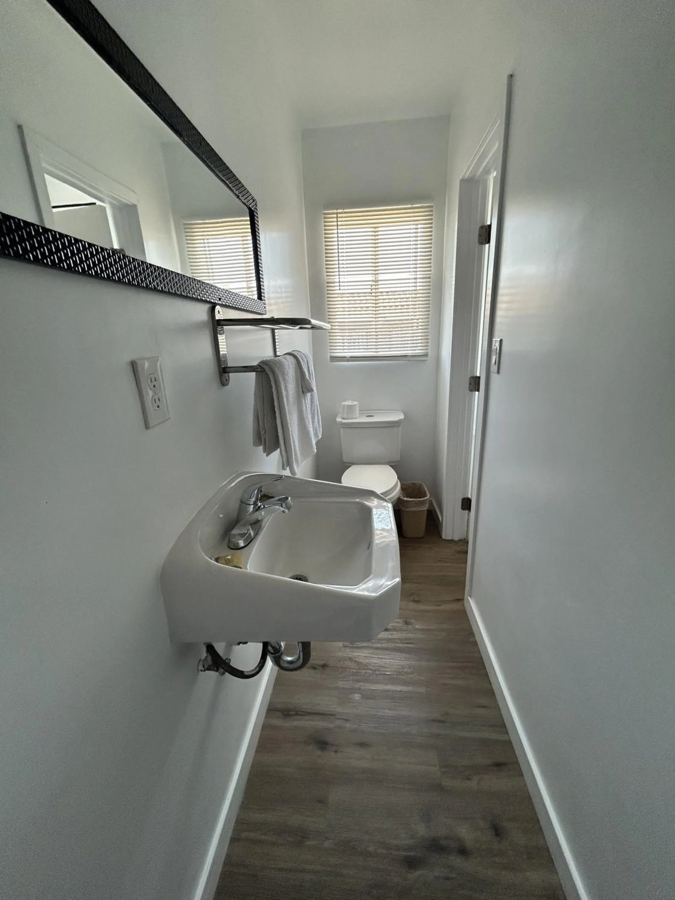 Bathroom in Encore Inn Inglewood