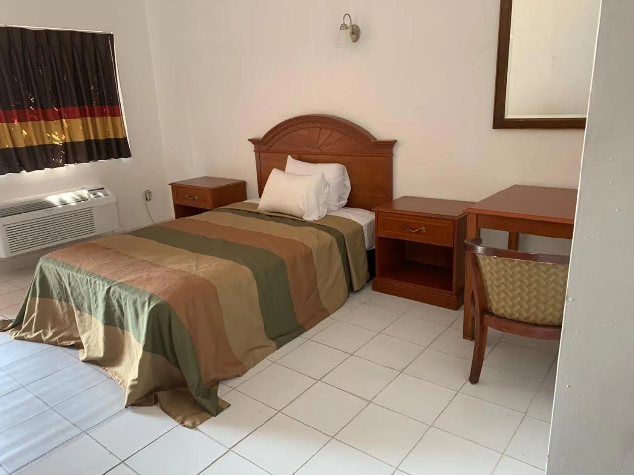 Bed in Encore Inn Inglewood