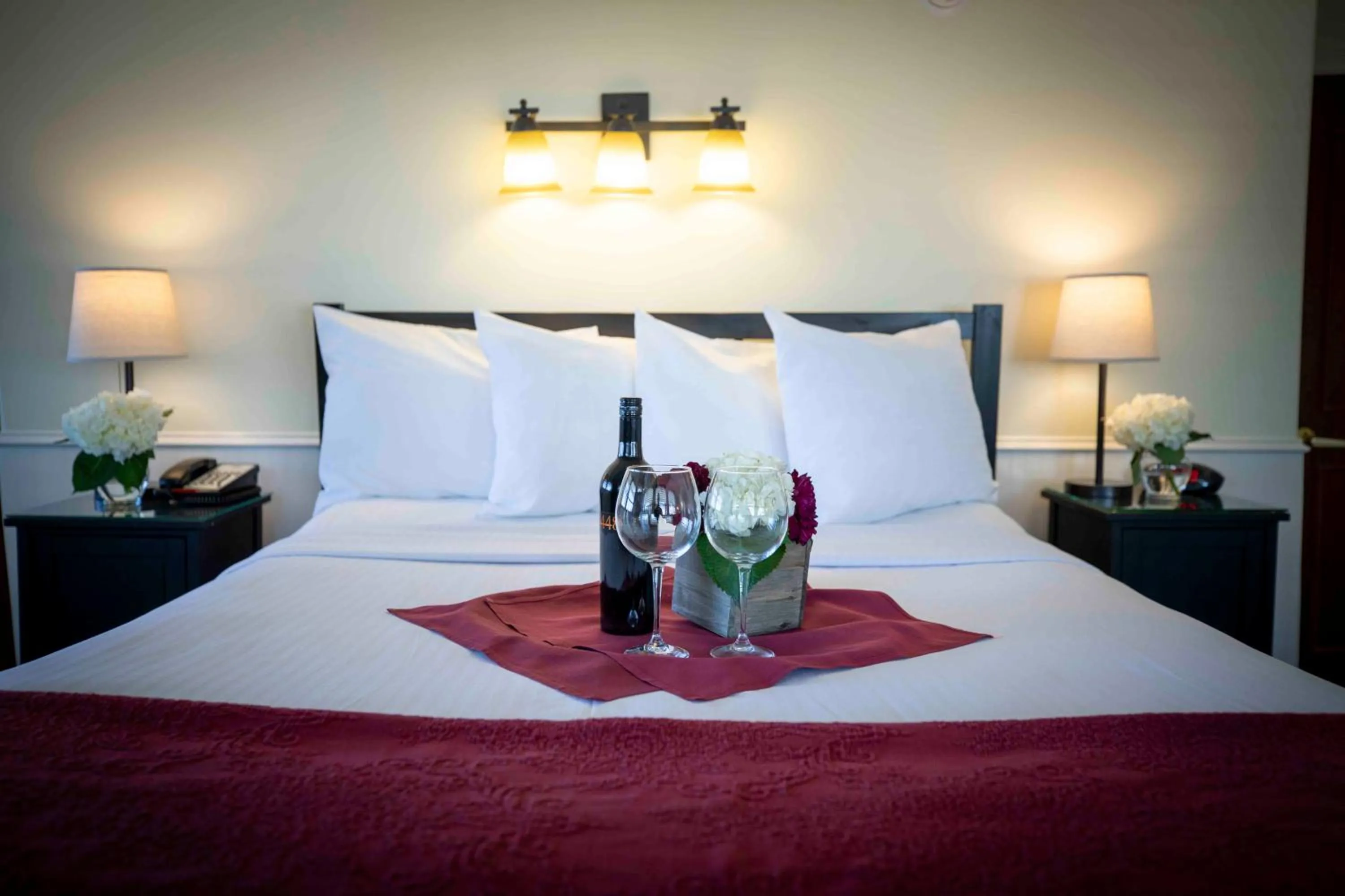 Bedroom, Bed in Delta King Hotel