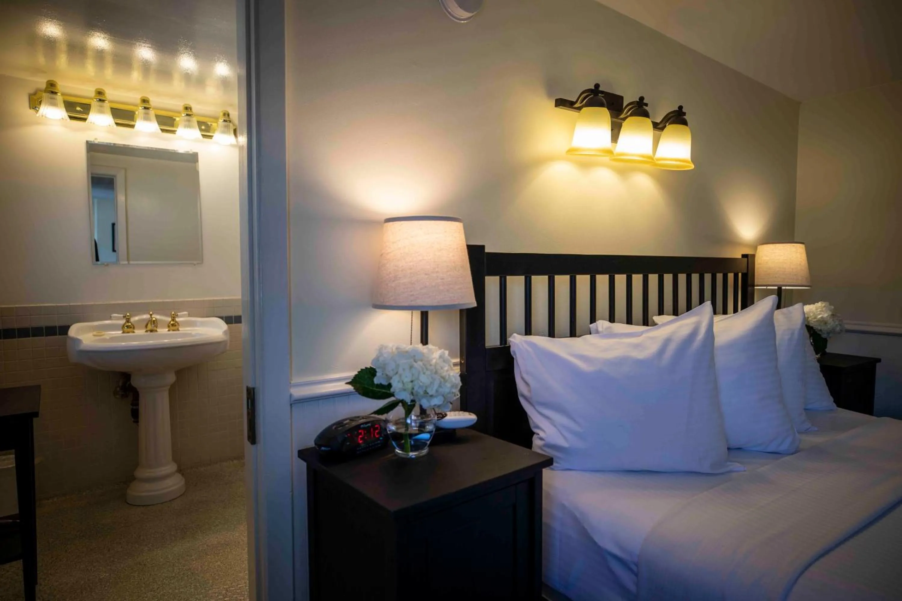 Bedroom, Bed in Delta King Hotel