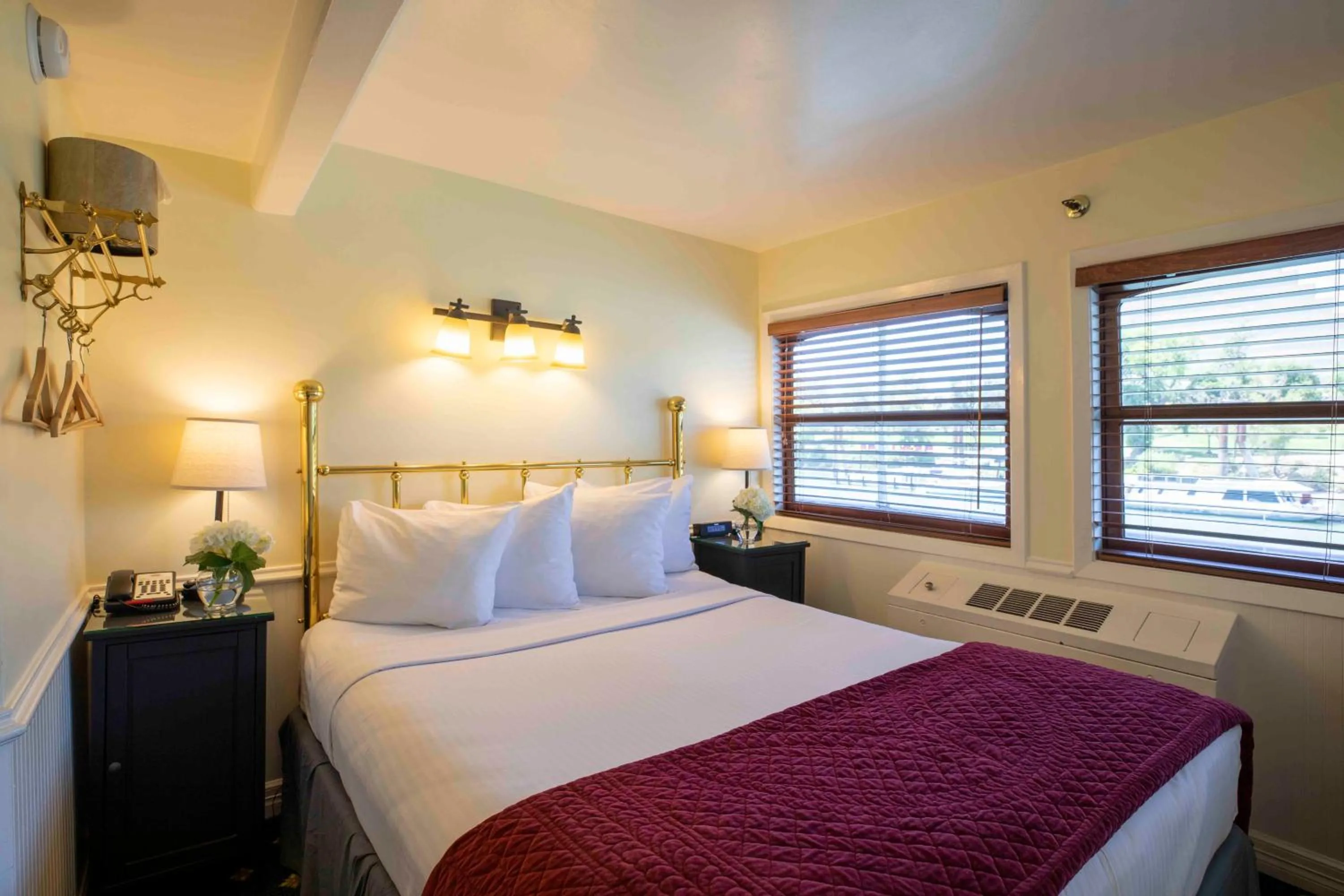 Bedroom, Bed in Delta King Hotel