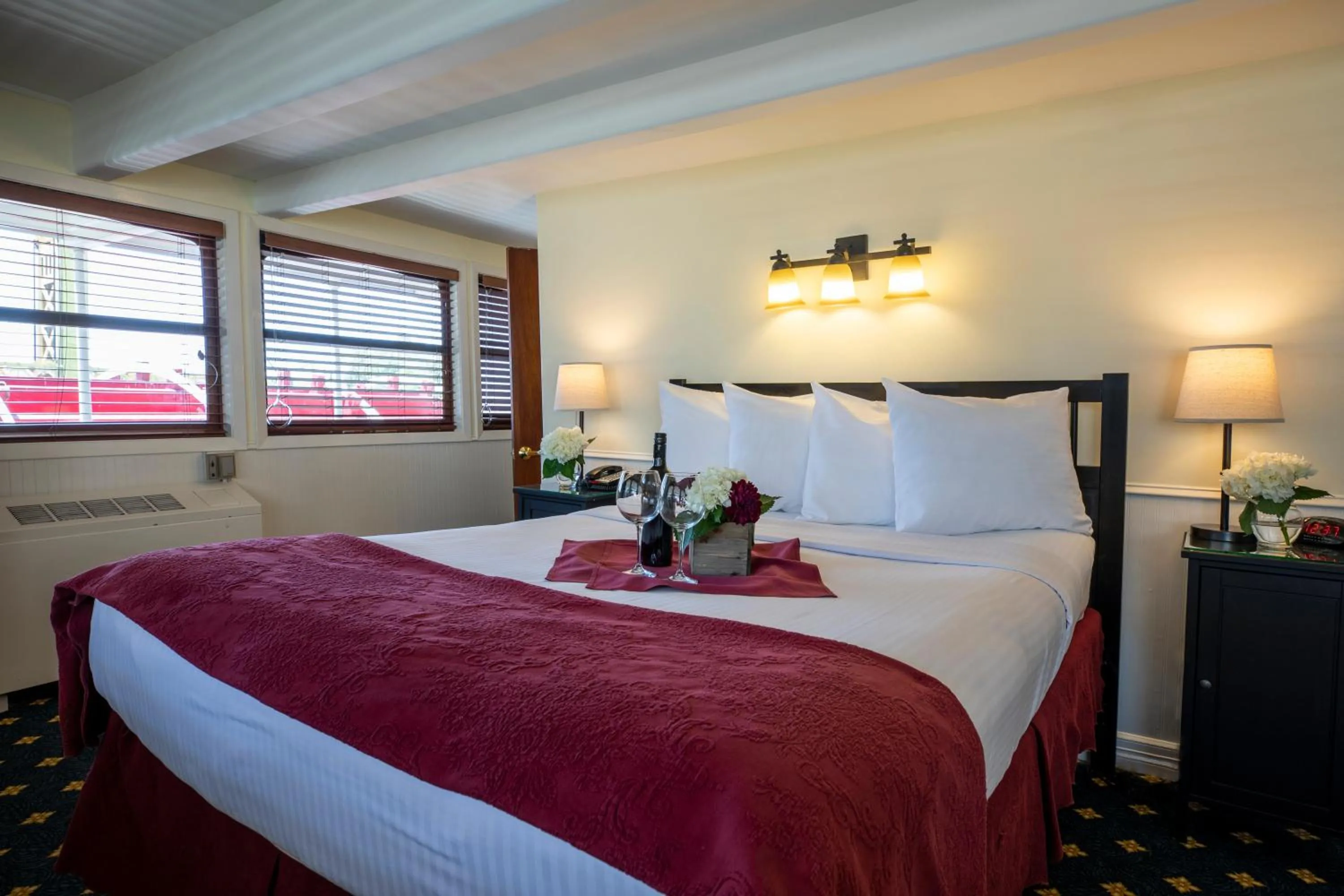 Bedroom, Bed in Delta King Hotel