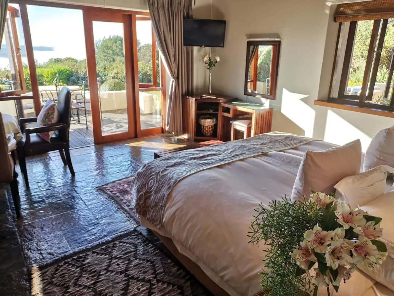 Photo of the whole room, Bed in Paradise Cove