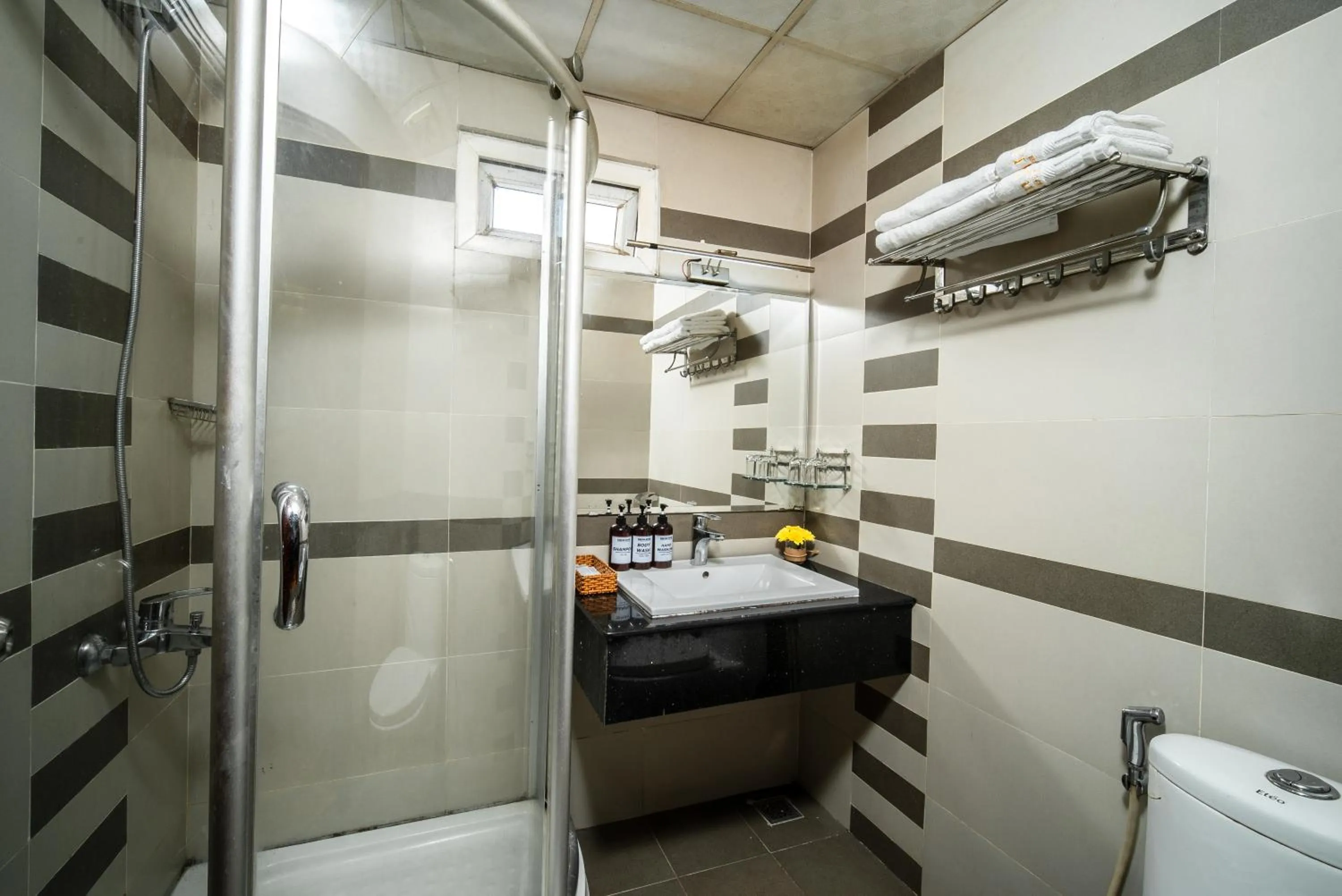 Bathroom, Bed in Van Ha Hotel Etown - Nhà Ga T3 Sân Bay TSN