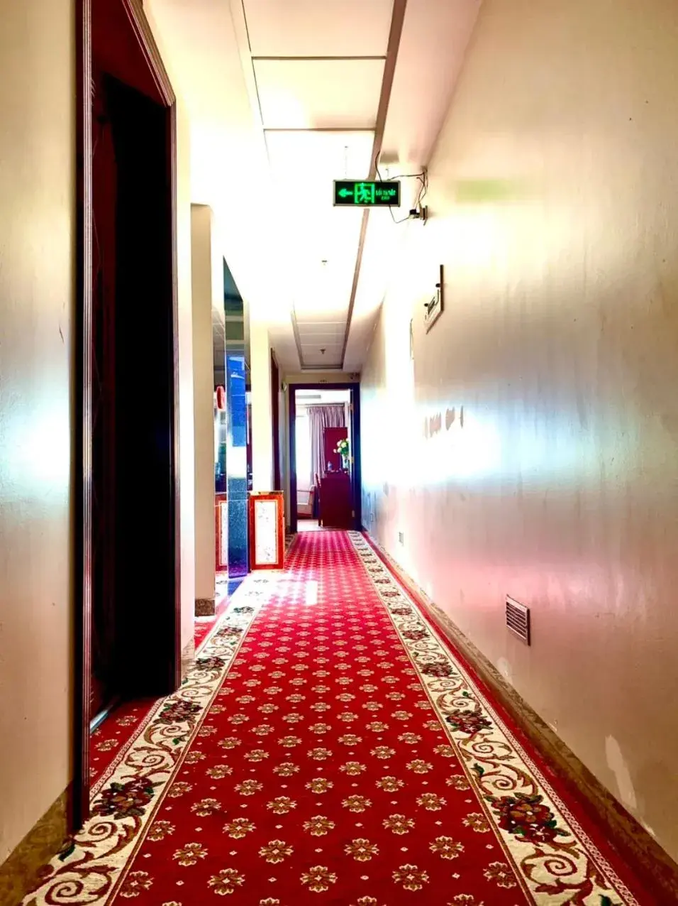 Property building in Van Ha Hotel Etown - Nhà Ga T3 Sân Bay TSN Property building in Van Ha Hotel Etown - Nhà Ga T3 Sân Bay TSN