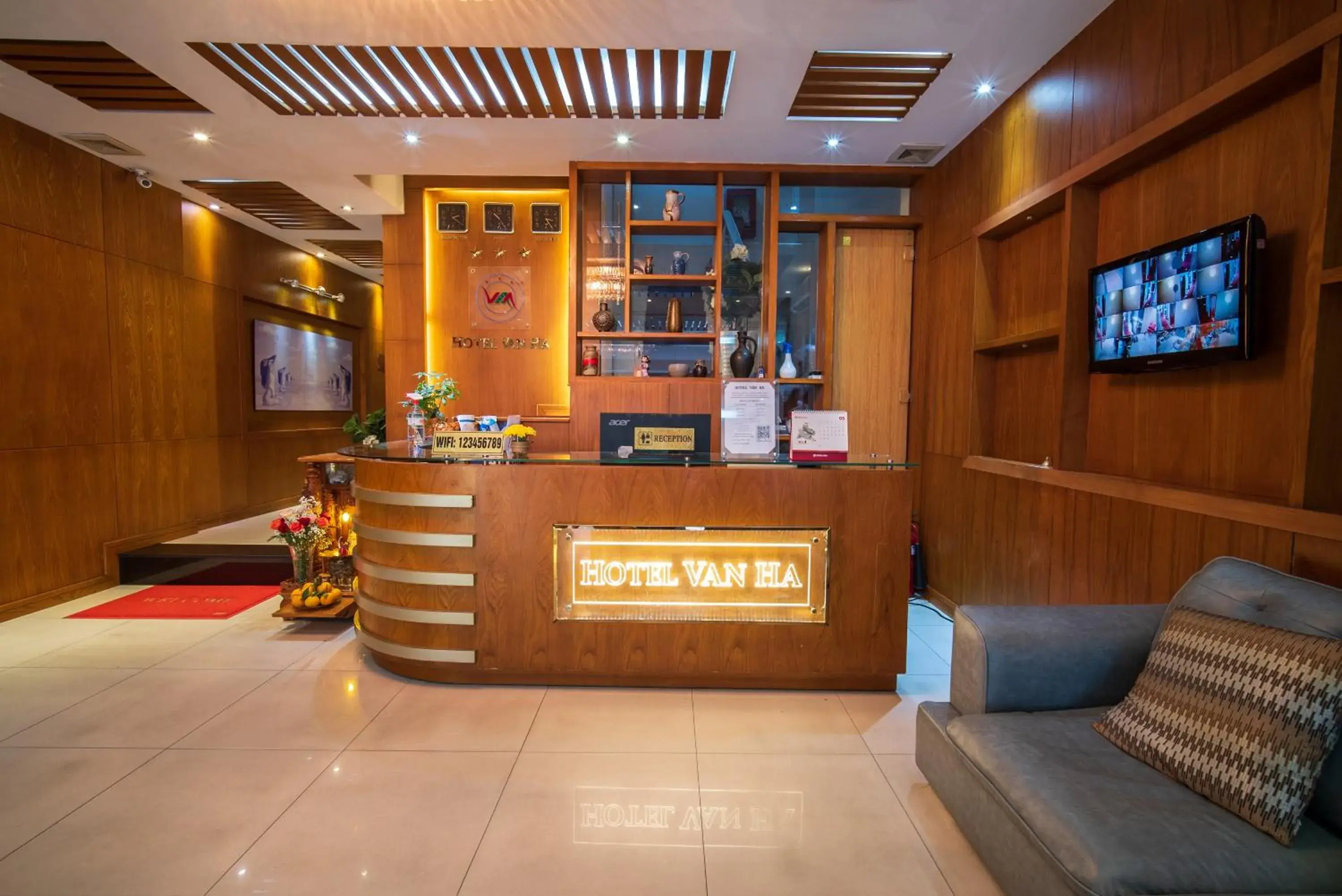 Lobby or reception in Van Ha Hotel Etown - Nhà Ga T3 Sân Bay TSN Lobby or reception in Van Ha Hotel Etown - Nhà Ga T3 Sân Bay TSN