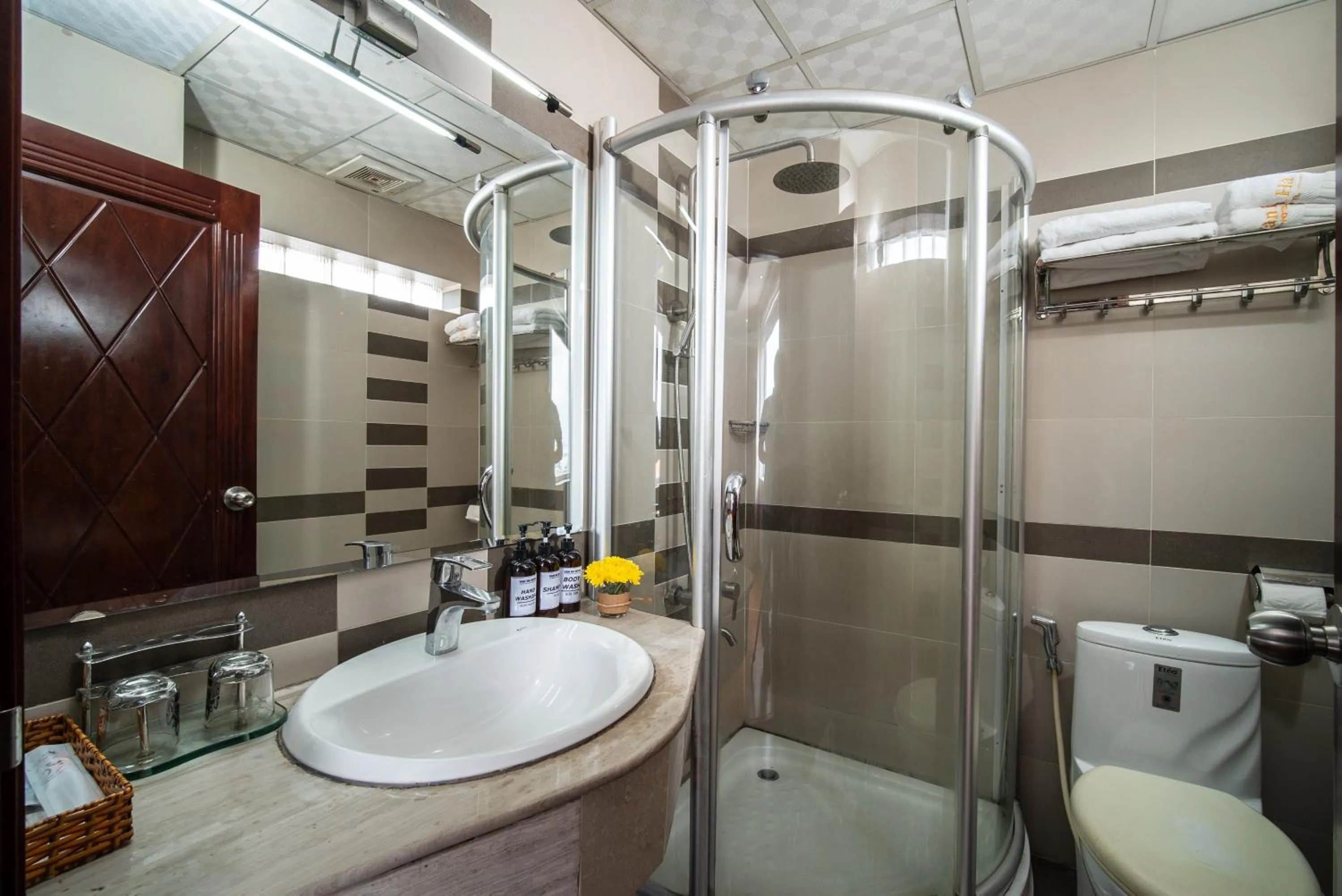 Bathroom in Van Ha Hotel Etown - Nhà Ga T3 Sân Bay TSN