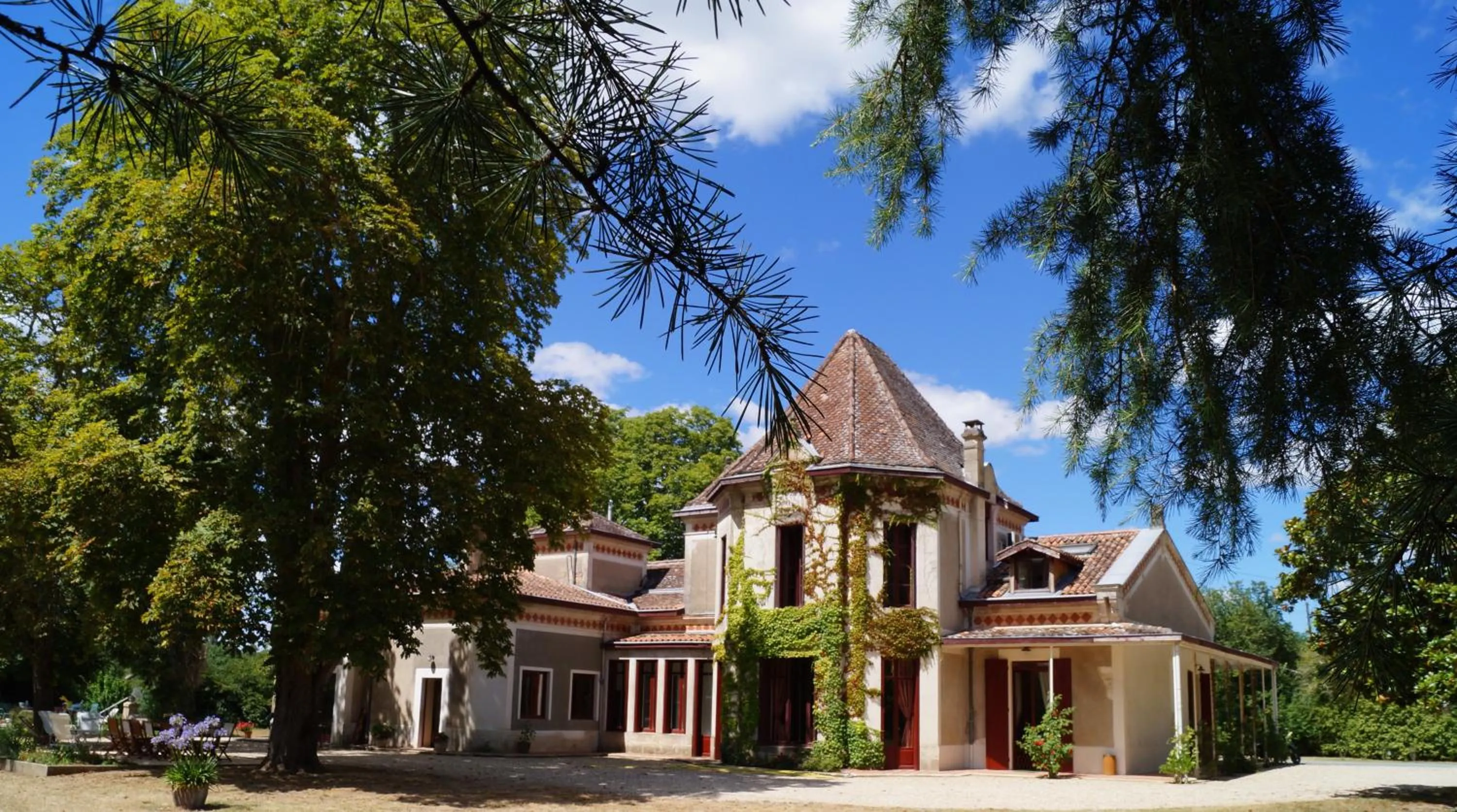 Facade/entrance in Les Luz - Chambres d'hôtes