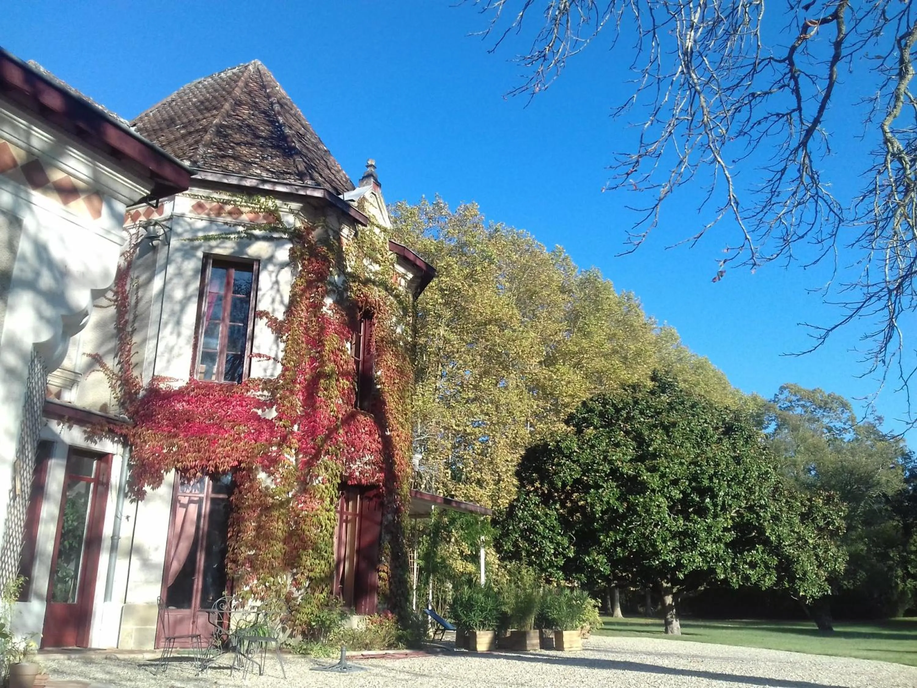 Facade/entrance in Les Luz - Chambres d'hôtes