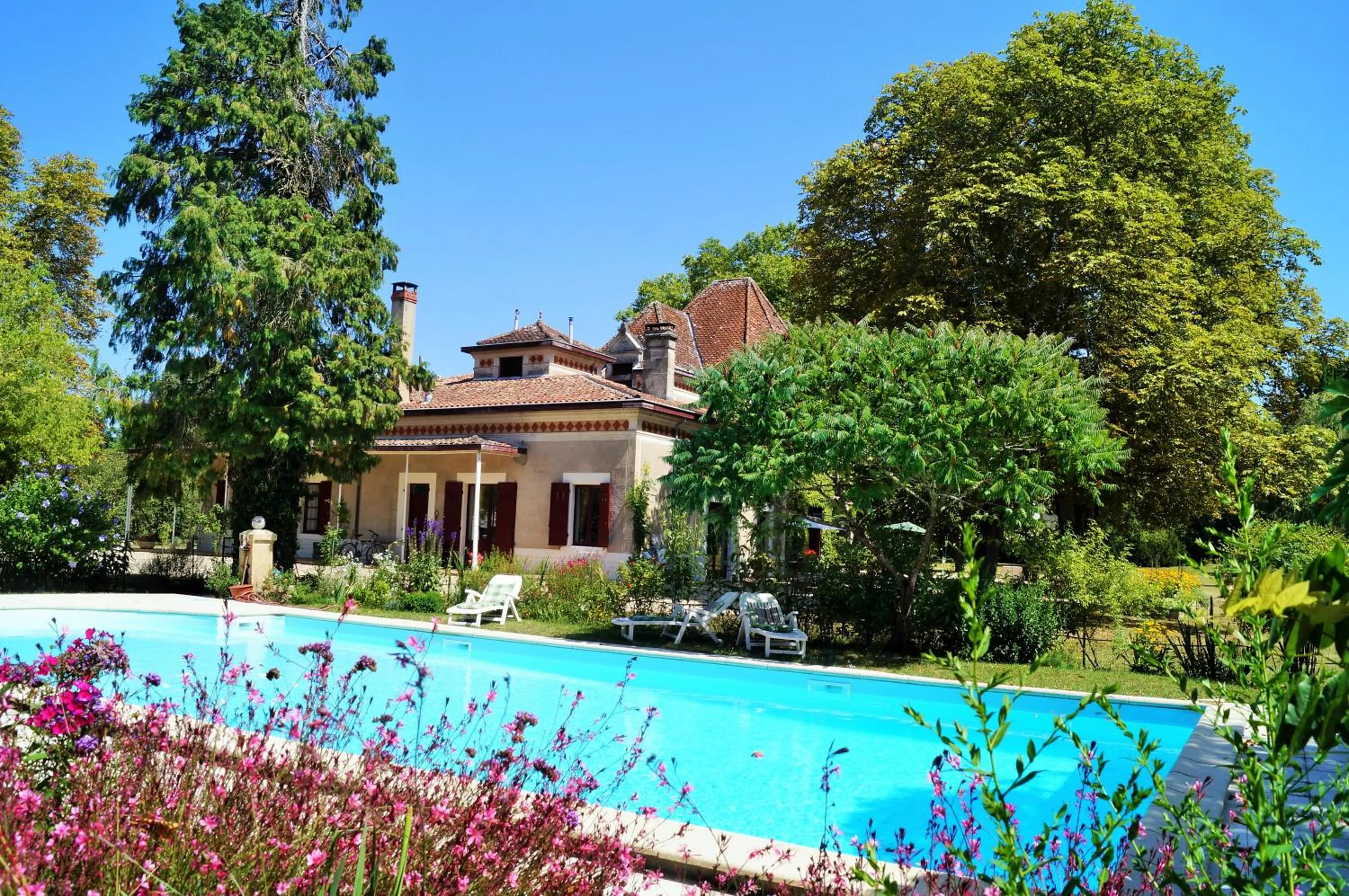 Swimming pool in Les Luz - Chambres d'hôtes