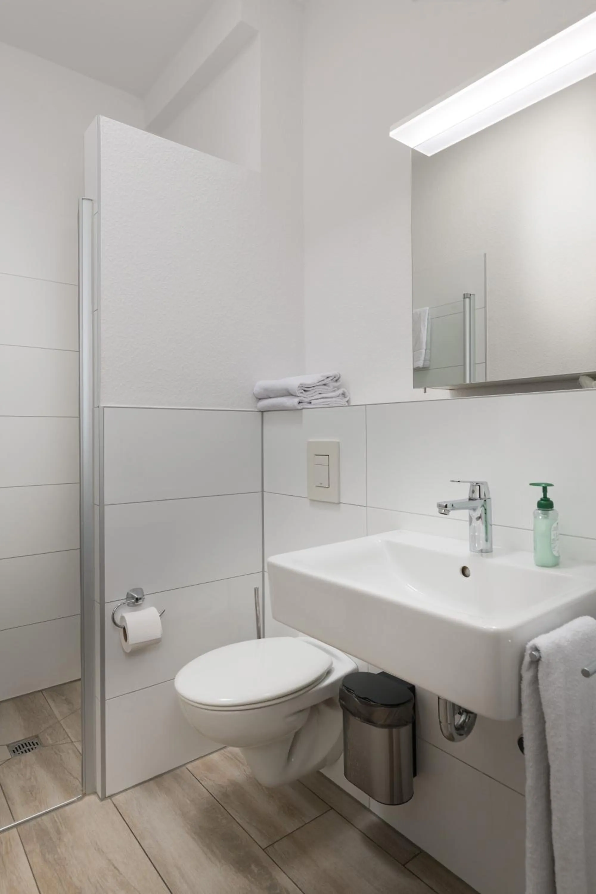 Bathroom in GLEUEL INN - digital hotel & serviced apartments & boardinghouse mit voll ausgestatteten Küchen