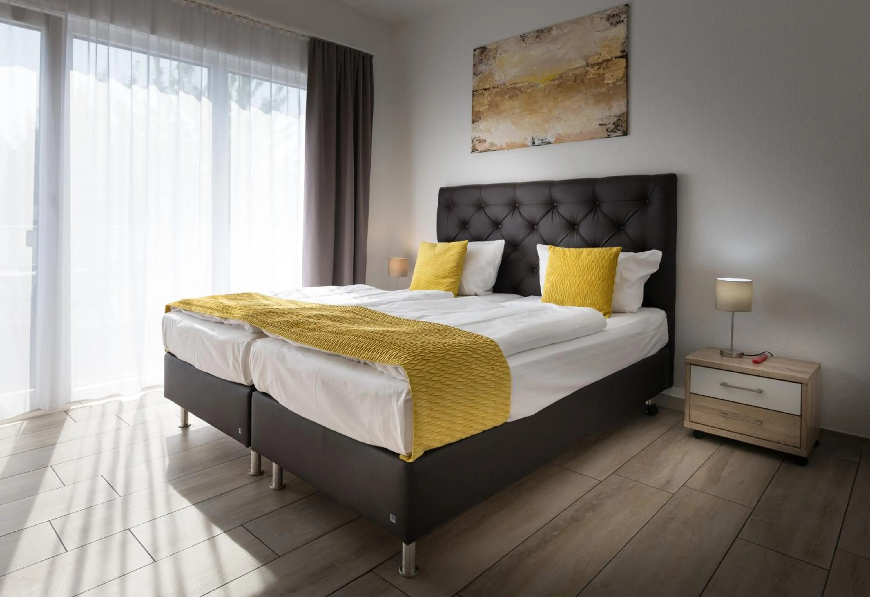 Photo of the whole room, Bed in GLEUEL INN - digital hotel & serviced apartments & boardinghouse mit voll ausgestatteten Küchen