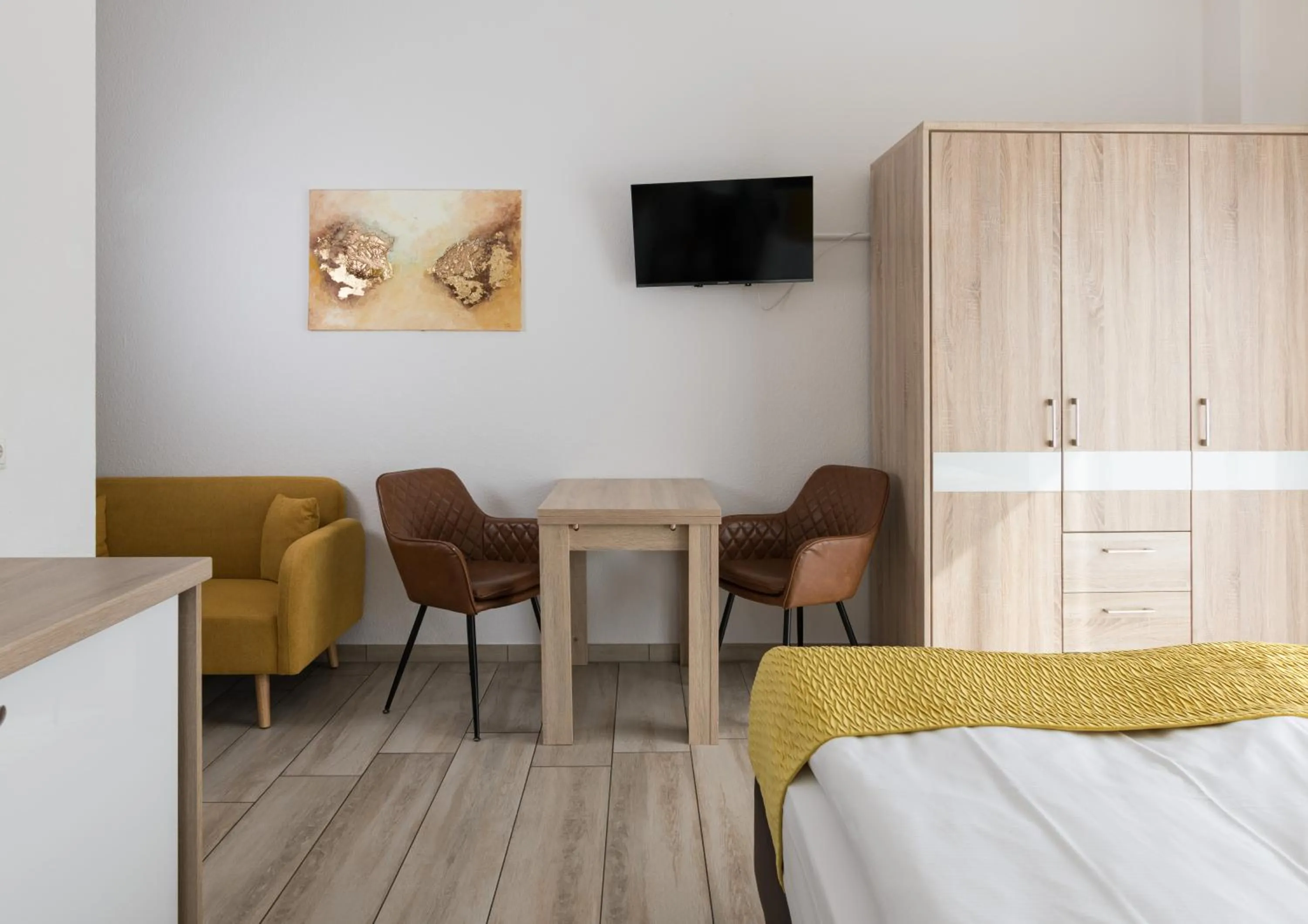 Photo of the whole room, Bed in GLEUEL INN - digital hotel & serviced apartments & boardinghouse mit voll ausgestatteten Küchen