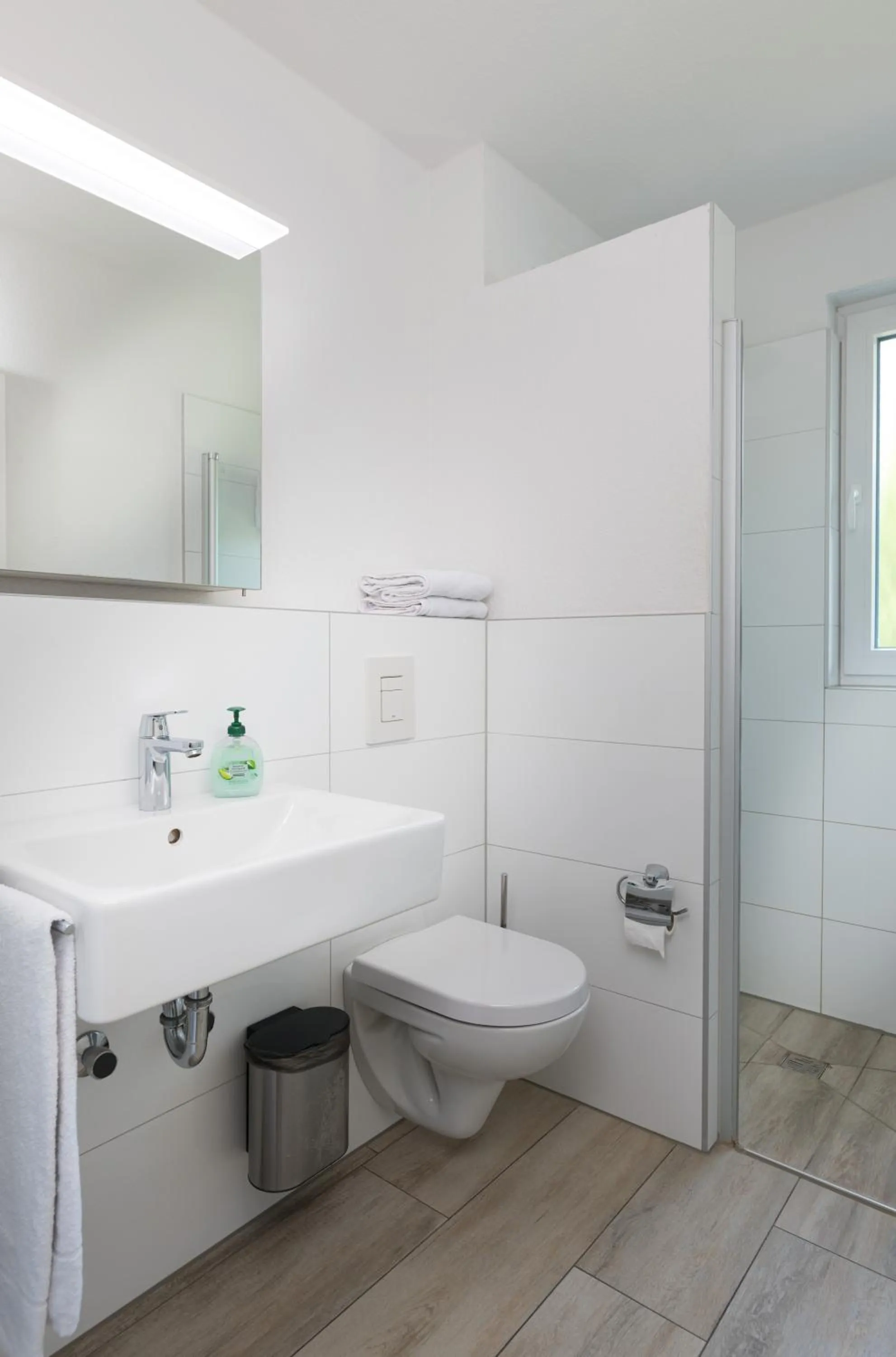 Bathroom in GLEUEL INN - digital hotel & serviced apartments & boardinghouse mit voll ausgestatteten Küchen