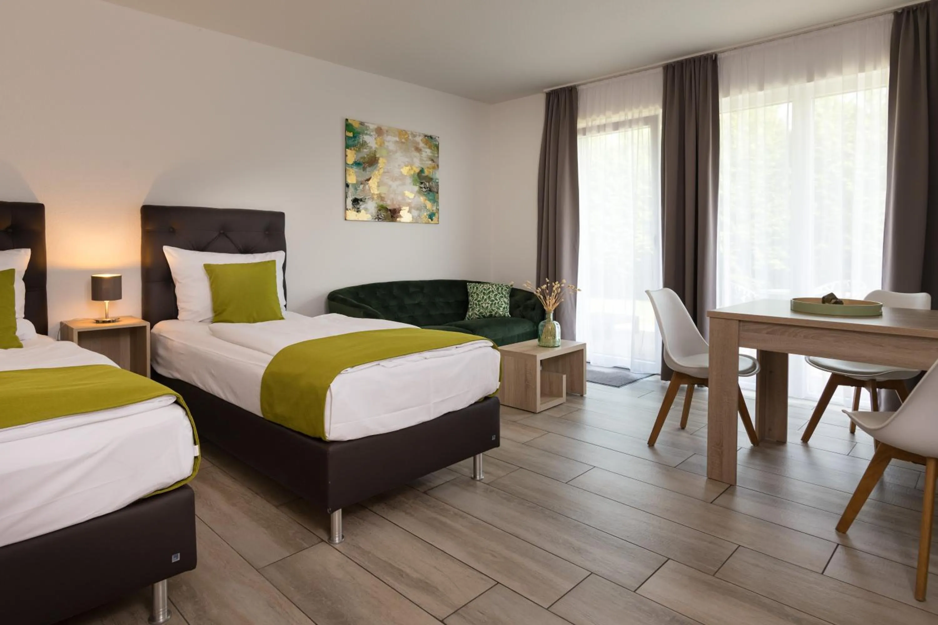 Photo of the whole room, Bed in GLEUEL INN - digital hotel & serviced apartments & boardinghouse mit voll ausgestatteten Küchen