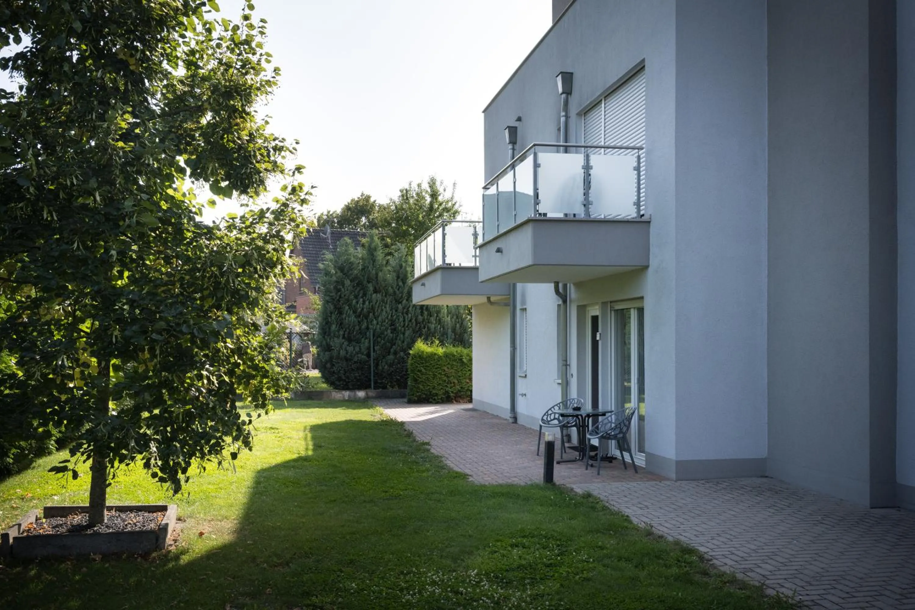 Property building in GLEUEL INN - digital hotel & serviced apartments & boardinghouse mit voll ausgestatteten Küchen