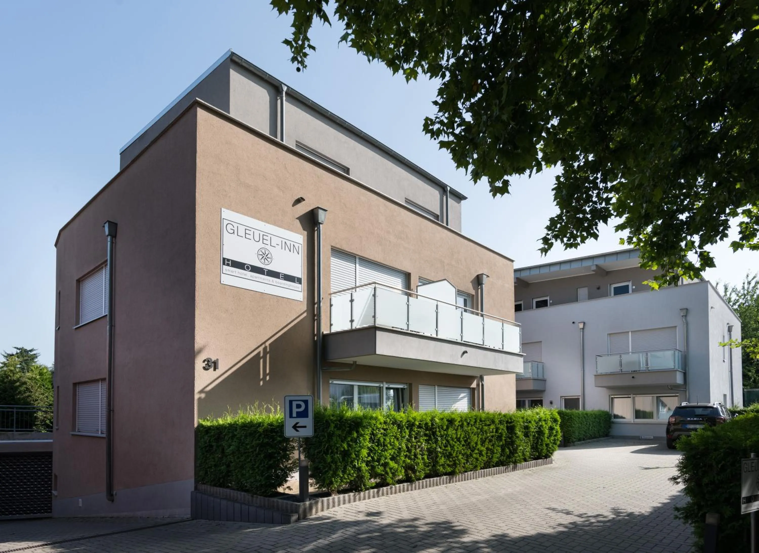 Property building in GLEUEL INN - digital hotel & serviced apartments & boardinghouse mit voll ausgestatteten Küchen