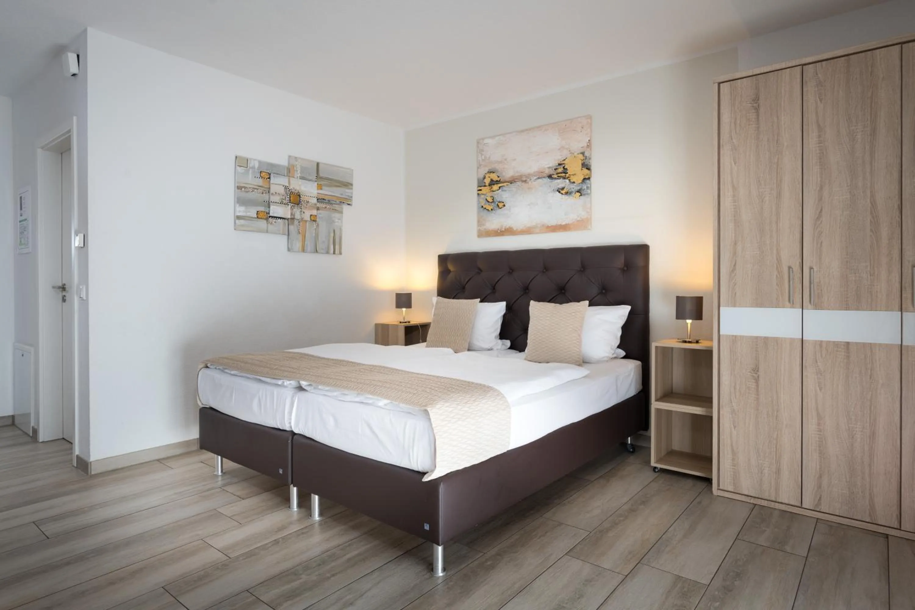 Photo of the whole room, Bed in GLEUEL INN - digital hotel & serviced apartments & boardinghouse mit voll ausgestatteten Küchen