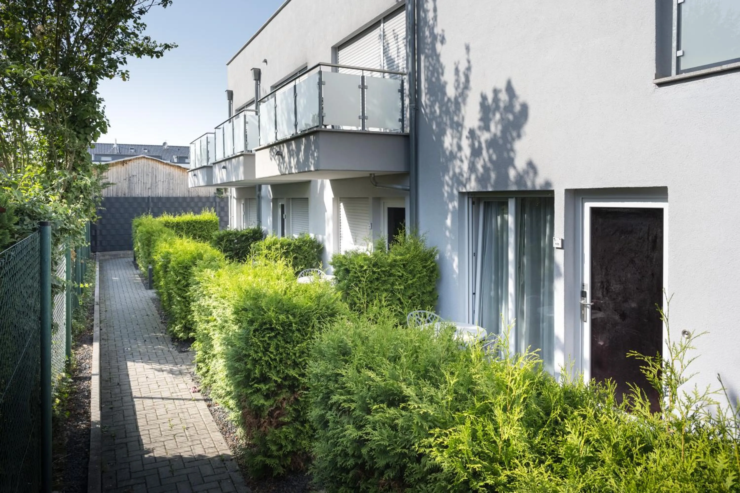 Property building in GLEUEL INN - digital hotel & serviced apartments & boardinghouse mit voll ausgestatteten Küchen